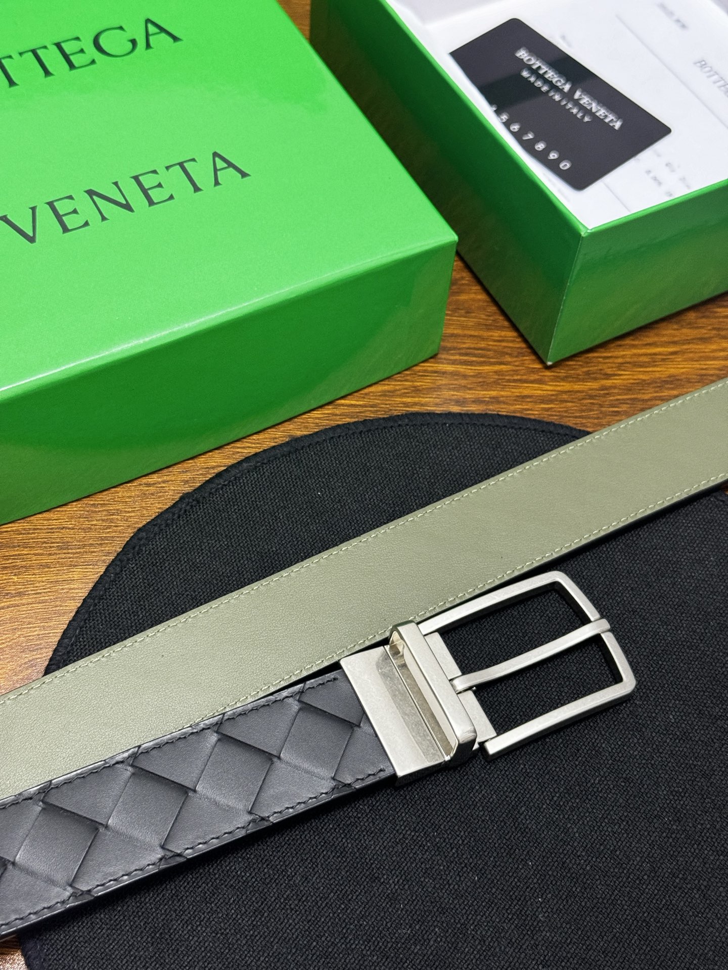 BOTTEGA VENETA   3.5cm     黑色/鳄鱼绿底 Intrecciato编织皮革双面腰带，金属可旋转