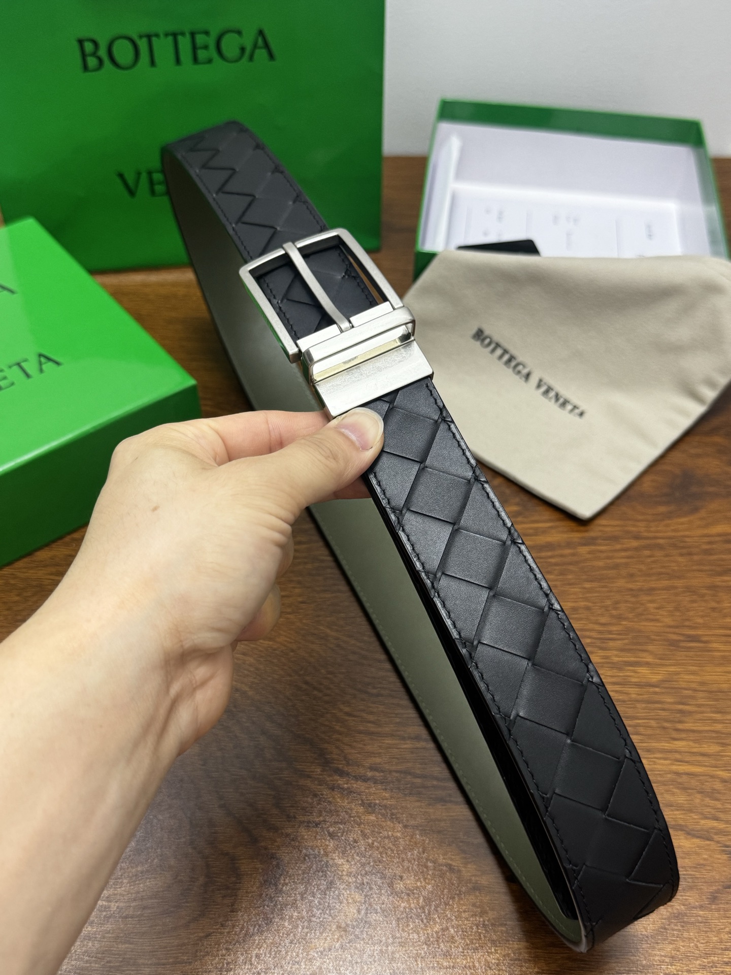 BOTTEGA VENETA   3.5cm     黑色/鳄鱼绿底 Intrecciato编织皮革双面腰带，金属可旋转