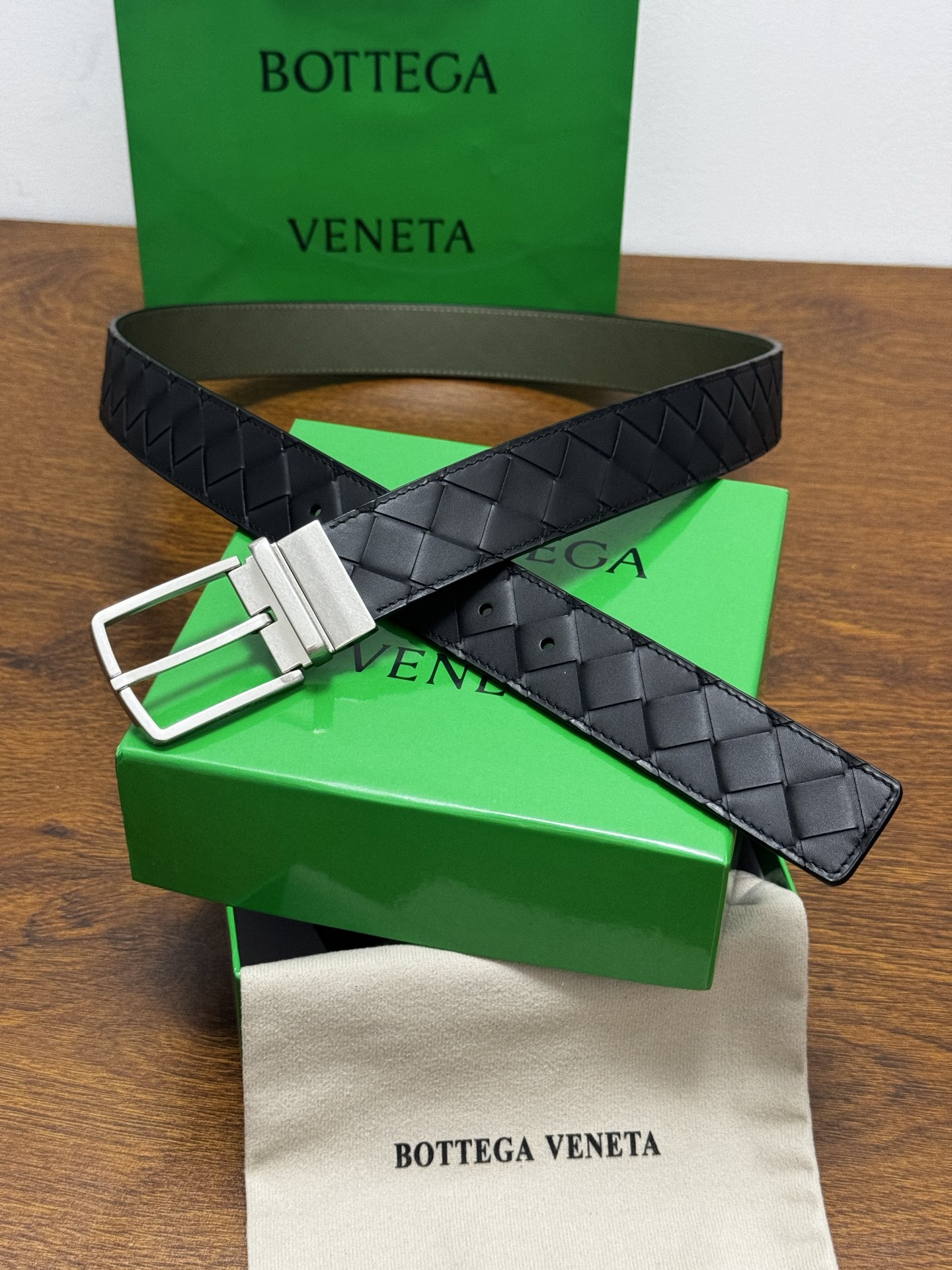 BOTTEGA VENETA   3.5cm     黑色/鳄鱼绿底 Intrecciato编织皮革双面腰带，金属可旋转