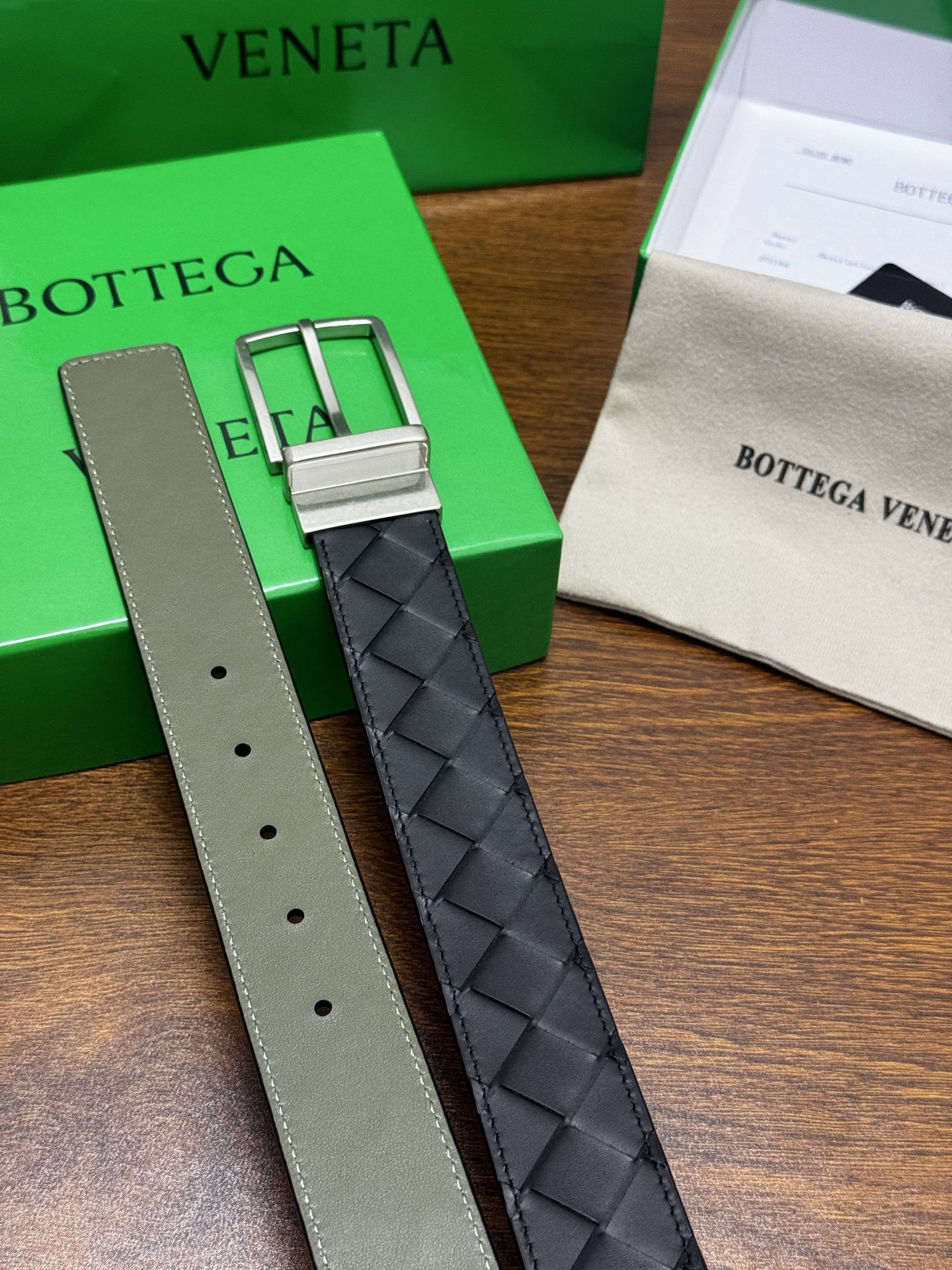 BOTTEGA VENETA   3.5cm     黑色/鳄鱼绿底 Intrecciato编织皮革双面腰带，金属可旋转