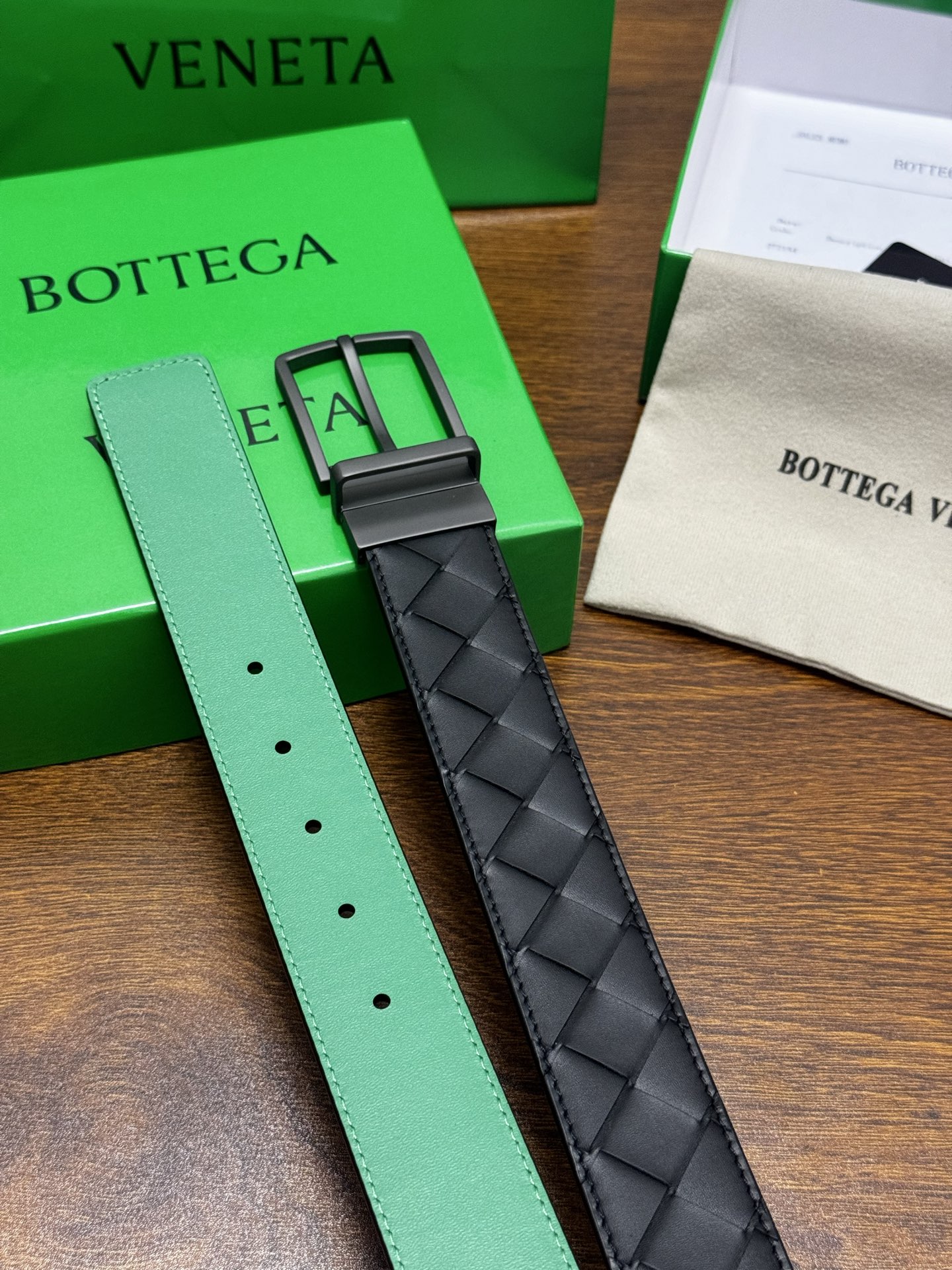 BOTTEGA VENETA 3.5cm 黑色/绿色底 Intrecciato编织皮革双面腰带,金属可旋转搭 BOTTEGA VENETA 3.5cm 黑色/绿色底 Intrecciato编织皮革双面腰带,金属可旋转搭