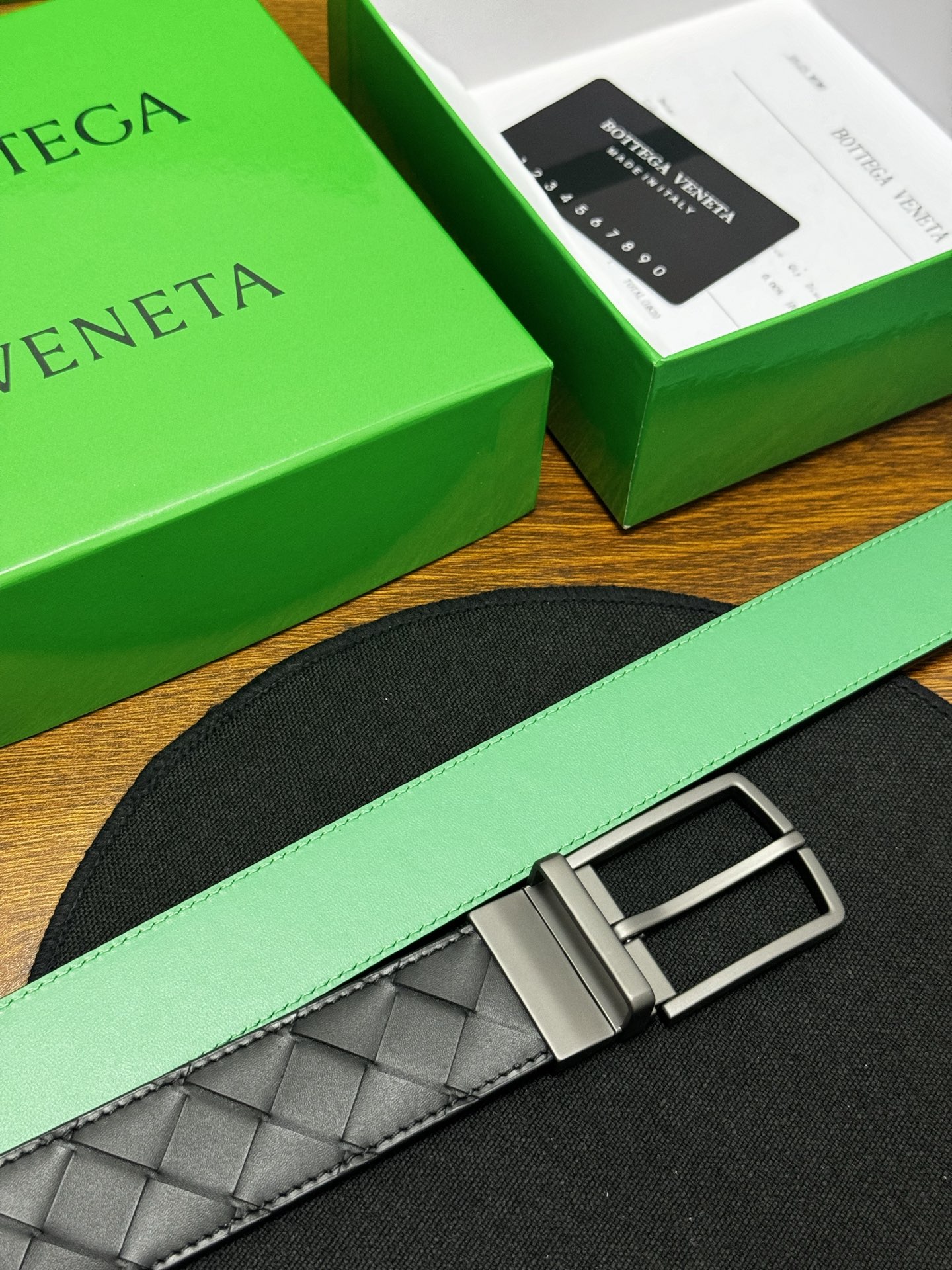 BOTTEGA VENETA 3.5cm 黑色/绿色底 Intrecciato编织皮革双面腰带,金属可旋转搭 BOTTEGA VENETA 3.5cm 黑色/绿色底 Intrecciato编织皮革双面腰带,金属可旋转搭