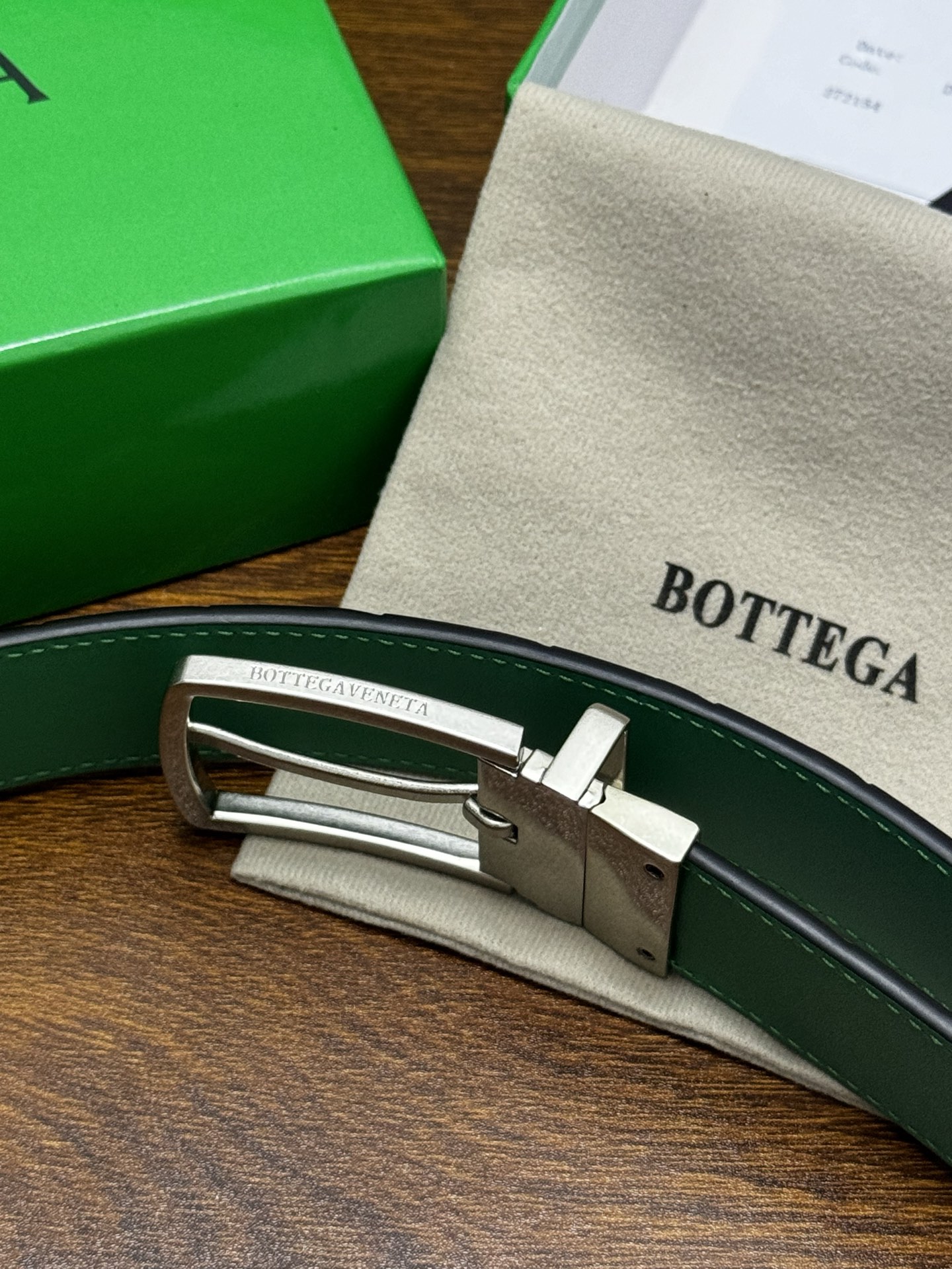 BOTTEGA VENETA 3.5cm 黑色/绿色底 Intrecciato编织皮革双面腰带,金属可旋转搭 BOTTEGA VENETA 3.5cm 黑色/绿色底 Intrecciato编织皮革双面腰带,金属可旋转搭