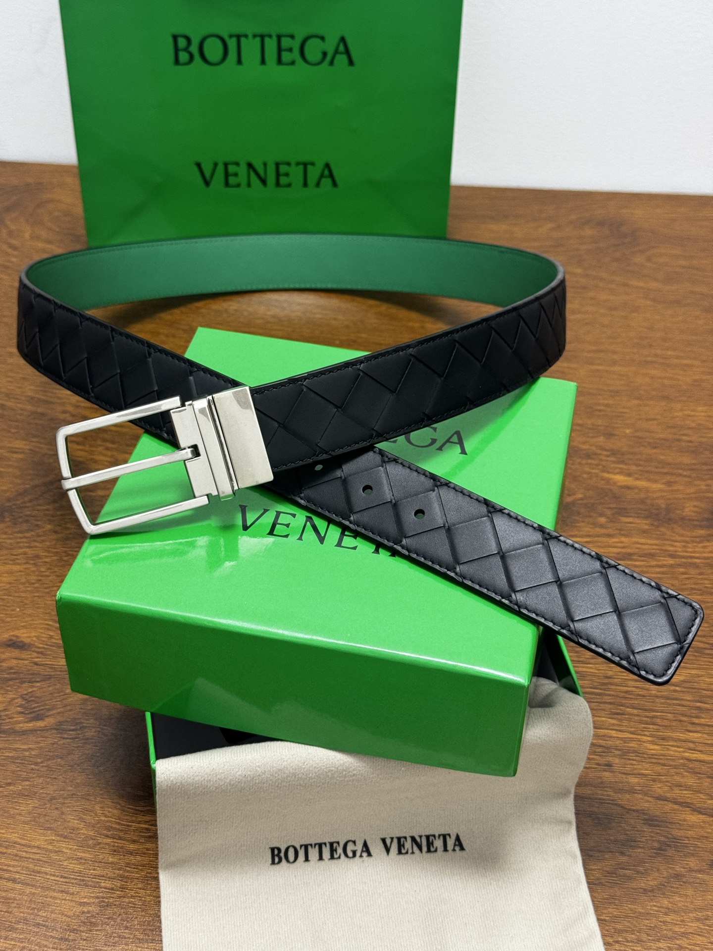 BOTTEGA VENETA 3.5cm 黑色/绿色底 Intrecciato编织皮革双面腰带,金属可旋转搭 BOTTEGA VENETA 3.5cm 黑色/绿色底 Intrecciato编织皮革双面腰带,金属可旋转搭
