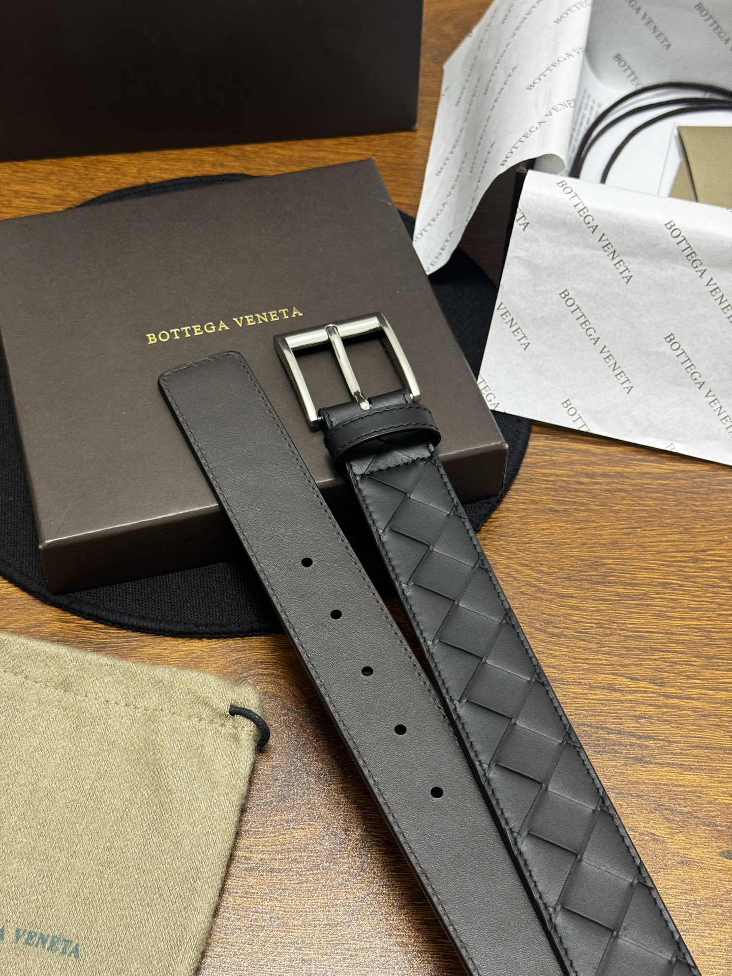 BOTTEGA VENETA 3.5cm 黑色/咖啡底 Intrecciato编织皮革双面腰带,金属搭扣开合 BOTTEGA VENETA 3.5cm 黑色/咖啡底 Intrecciato编织皮革双面腰带,金属搭扣开合