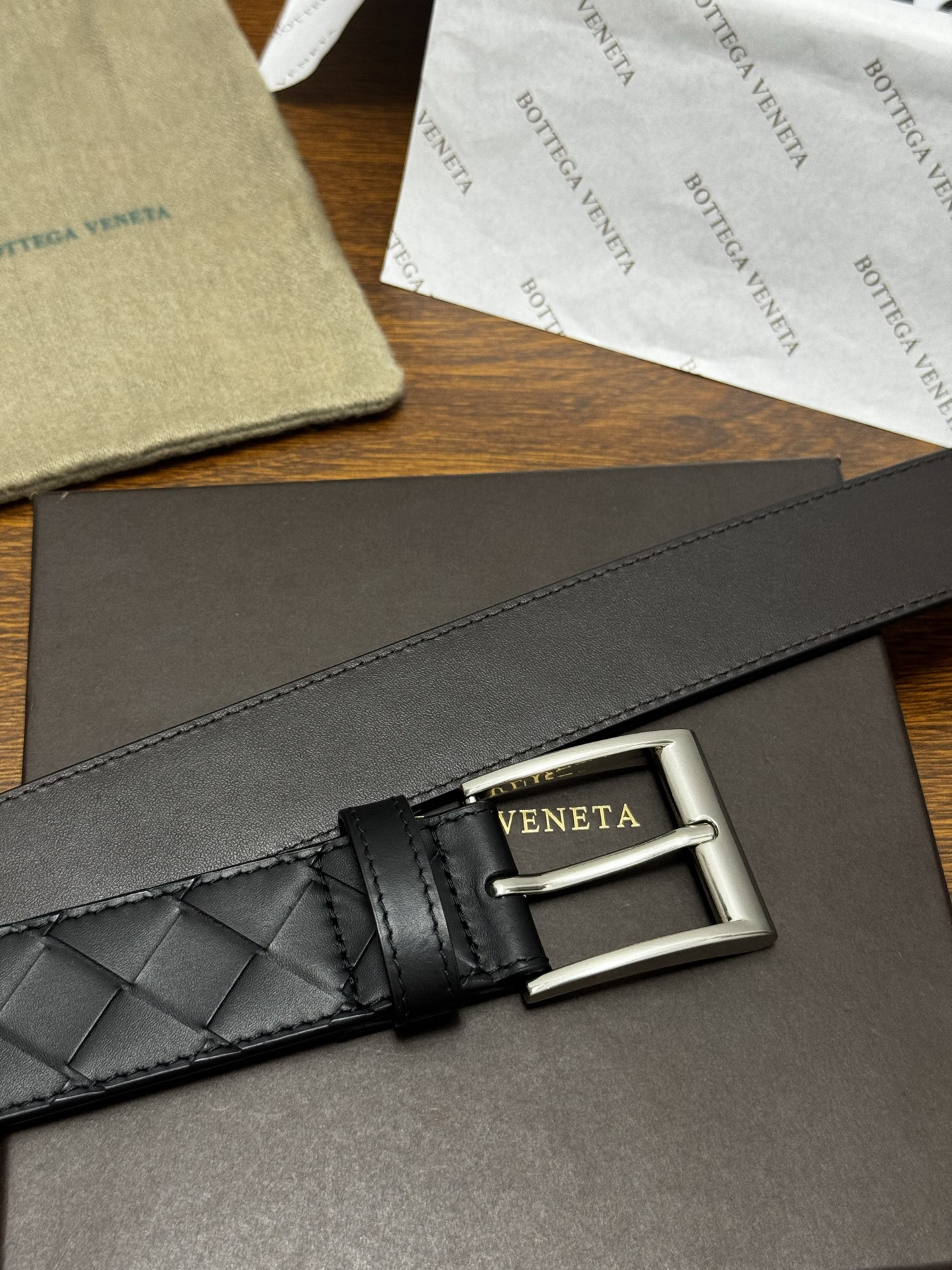 BOTTEGA VENETA 3.5cm 黑色/咖啡底 Intrecciato编织皮革双面腰带,金属搭扣开合 BOTTEGA VENETA 3.5cm 黑色/咖啡底 Intrecciato编织皮革双面腰带,金属搭扣开合