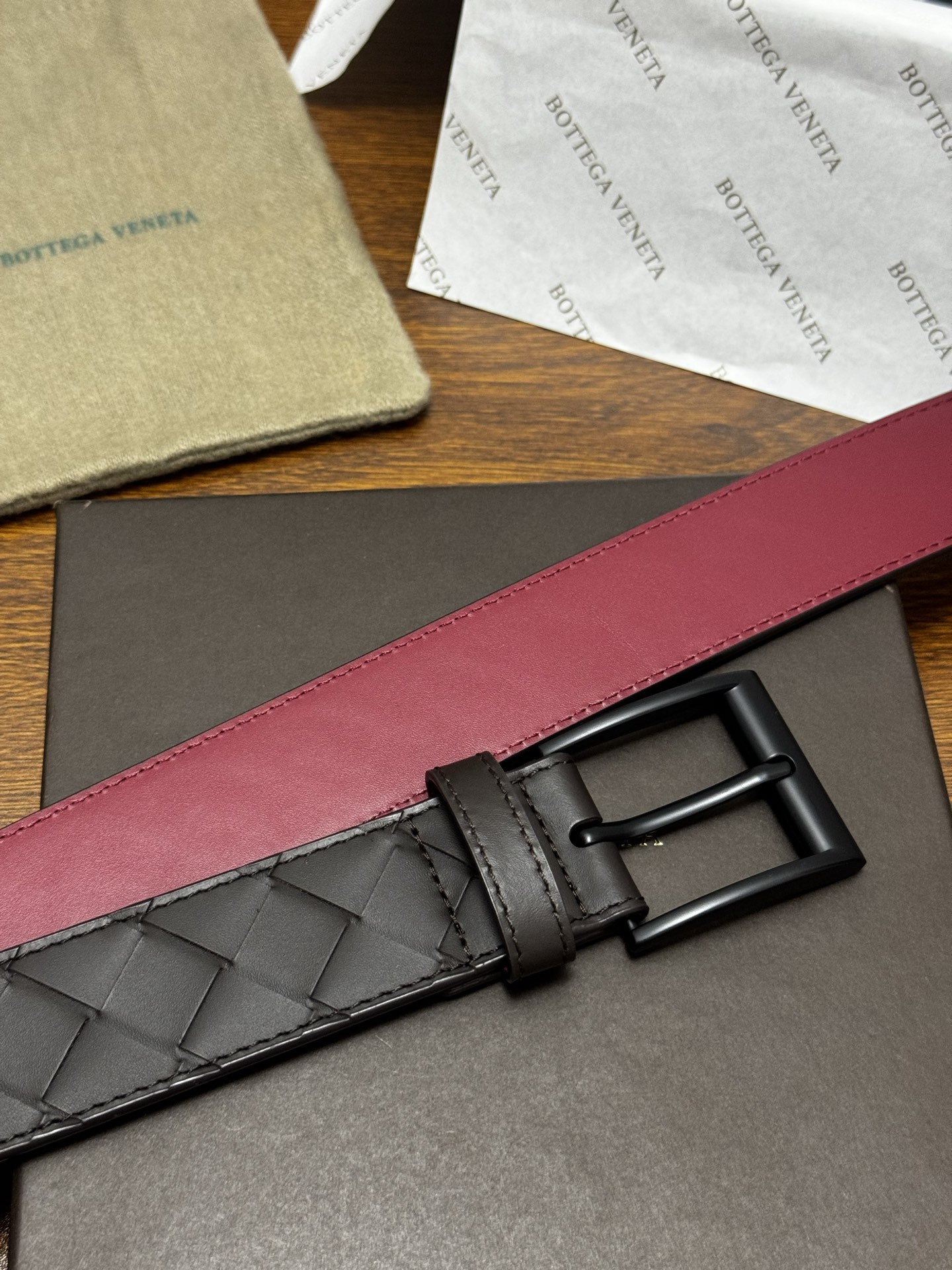 BOTTEGA VENETA 3.5cm 咖啡/枣红底 Intrecciato编织皮革双面腰带,金属搭扣开合 BOTTEGA VENETA 3.5cm 咖啡/枣红底 Intrecciato编织皮革双面腰带,金属搭扣开合
