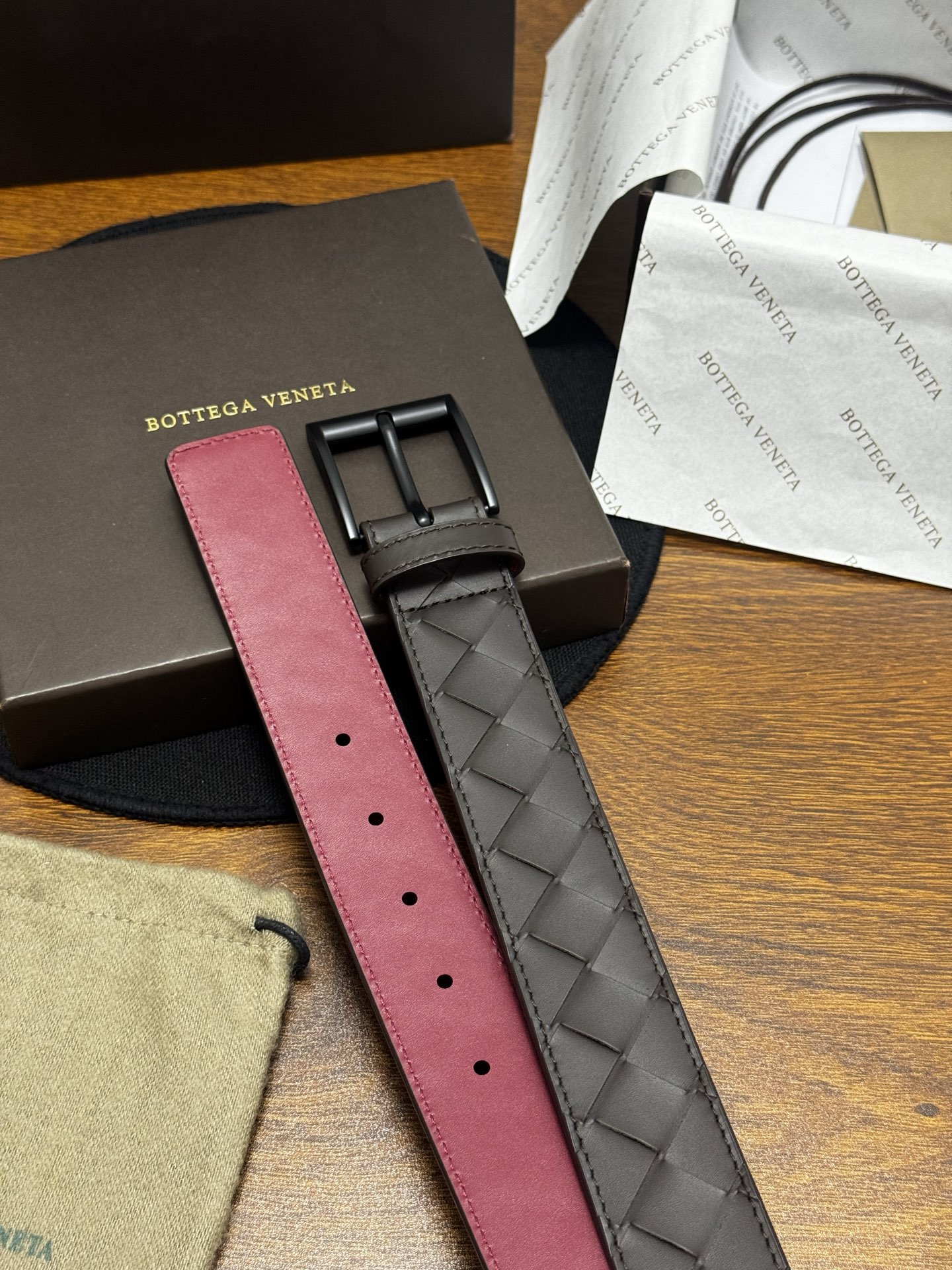 BOTTEGA VENETA 3.5cm 咖啡/枣红底 Intrecciato编织皮革双面腰带,金属搭扣开合 BOTTEGA VENETA 3.5cm 咖啡/枣红底 Intrecciato编织皮革双面腰带,金属搭扣开合