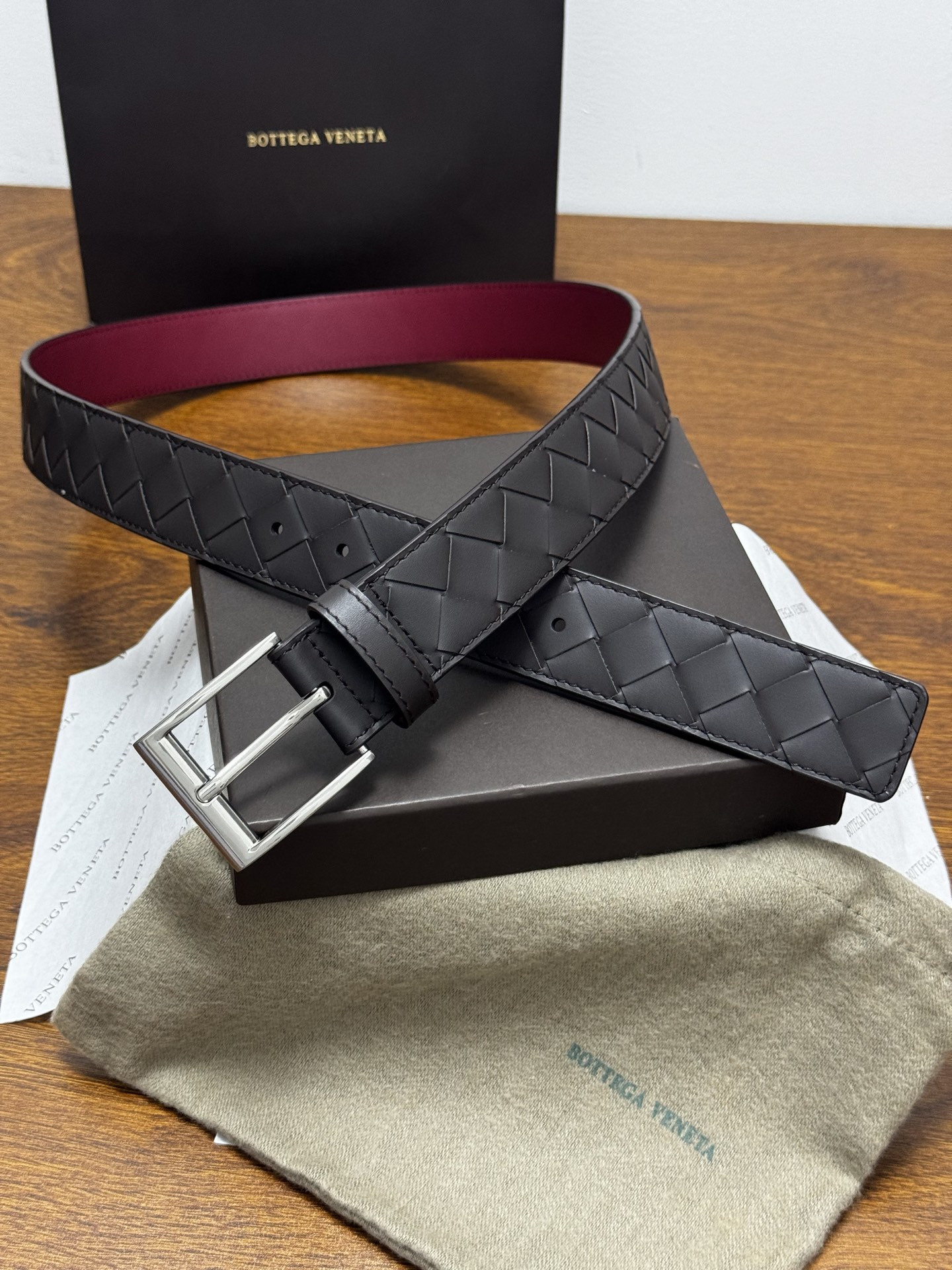 BOTTEGA VENETA 3.5cm 咖啡/枣红底 Intrecciato编织皮革双面腰带,金属搭扣开合 BOTTEGA VENETA 3.5cm 咖啡/枣红底 Intrecciato编织皮革双面腰带,金属搭扣开合
