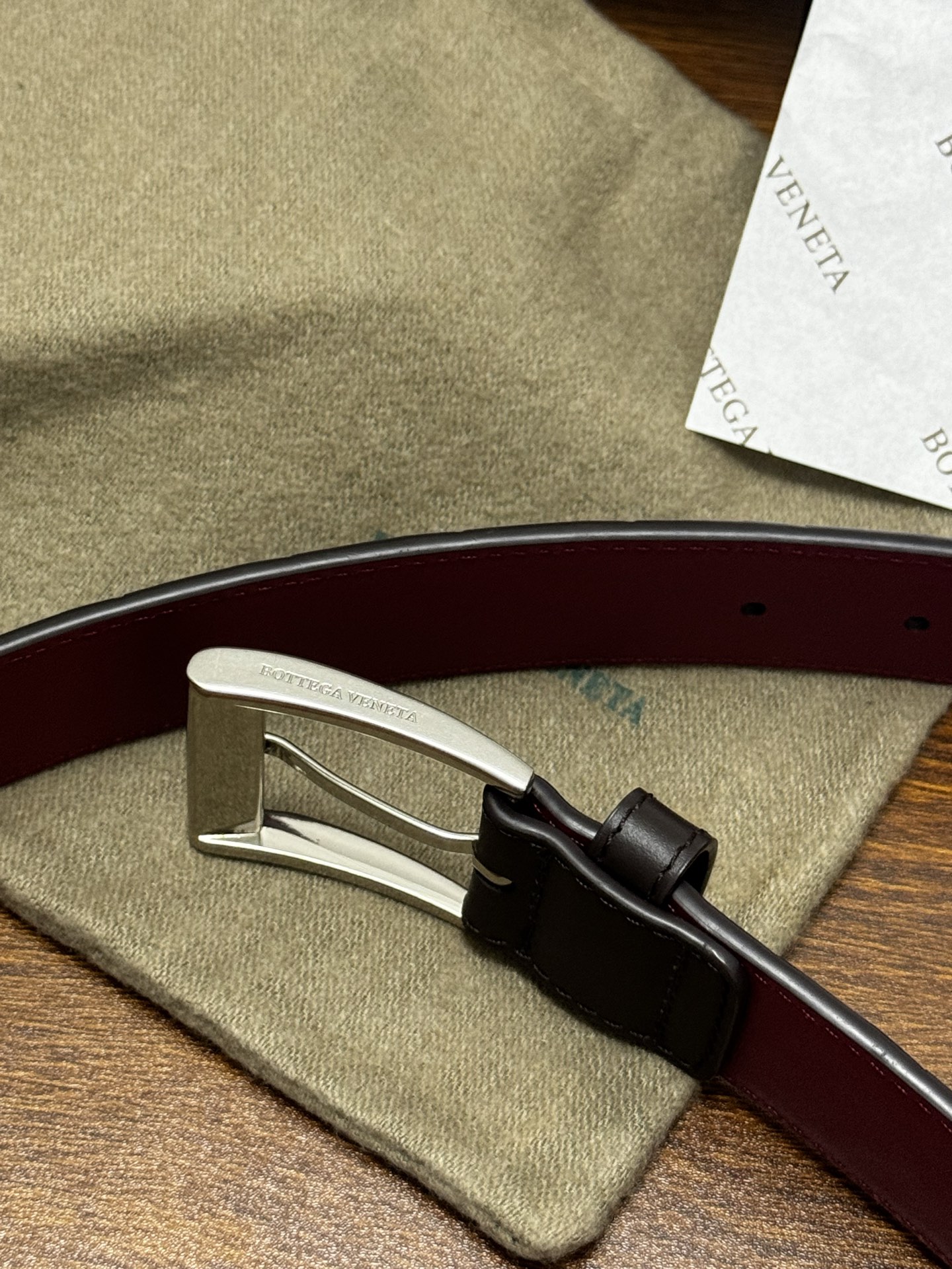 BOTTEGA VENETA 3.5cm 咖啡/枣红底 Intrecciato编织皮革双面腰带,金属搭扣开合 BOTTEGA VENETA 3.5cm 咖啡/枣红底 Intrecciato编织皮革双面腰带,金属搭扣开合