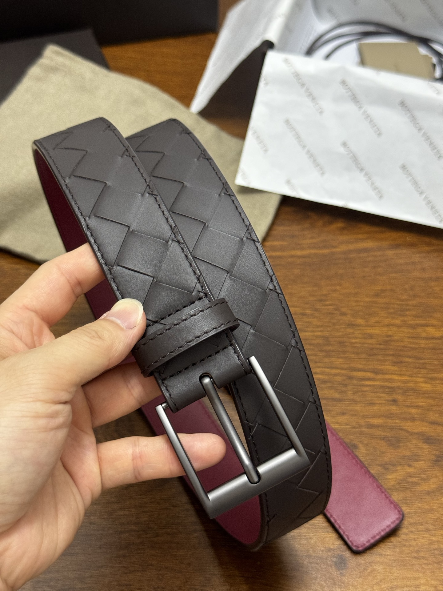 BOTTEGA VENETA 3.5cm 咖啡/枣红底 Intrecciato编织皮革双面腰带,金属搭扣开合 BOTTEGA VENETA 3.5cm 咖啡/枣红底 Intrecciato编织皮革双面腰带,金属搭扣开合