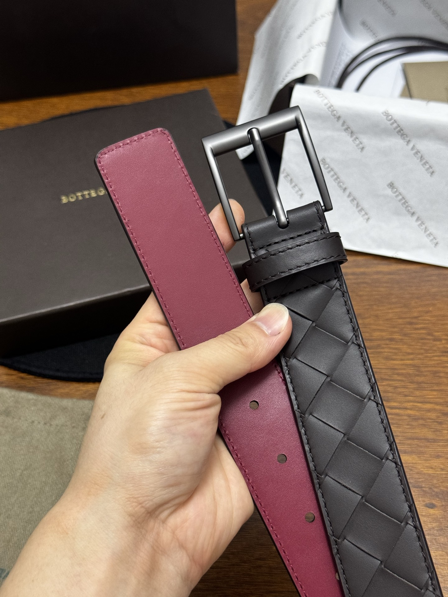 BOTTEGA VENETA 3.5cm 咖啡/枣红底 Intrecciato编织皮革双面腰带,金属搭扣开合 BOTTEGA VENETA 3.5cm 咖啡/枣红底 Intrecciato编织皮革双面腰带,金属搭扣开合