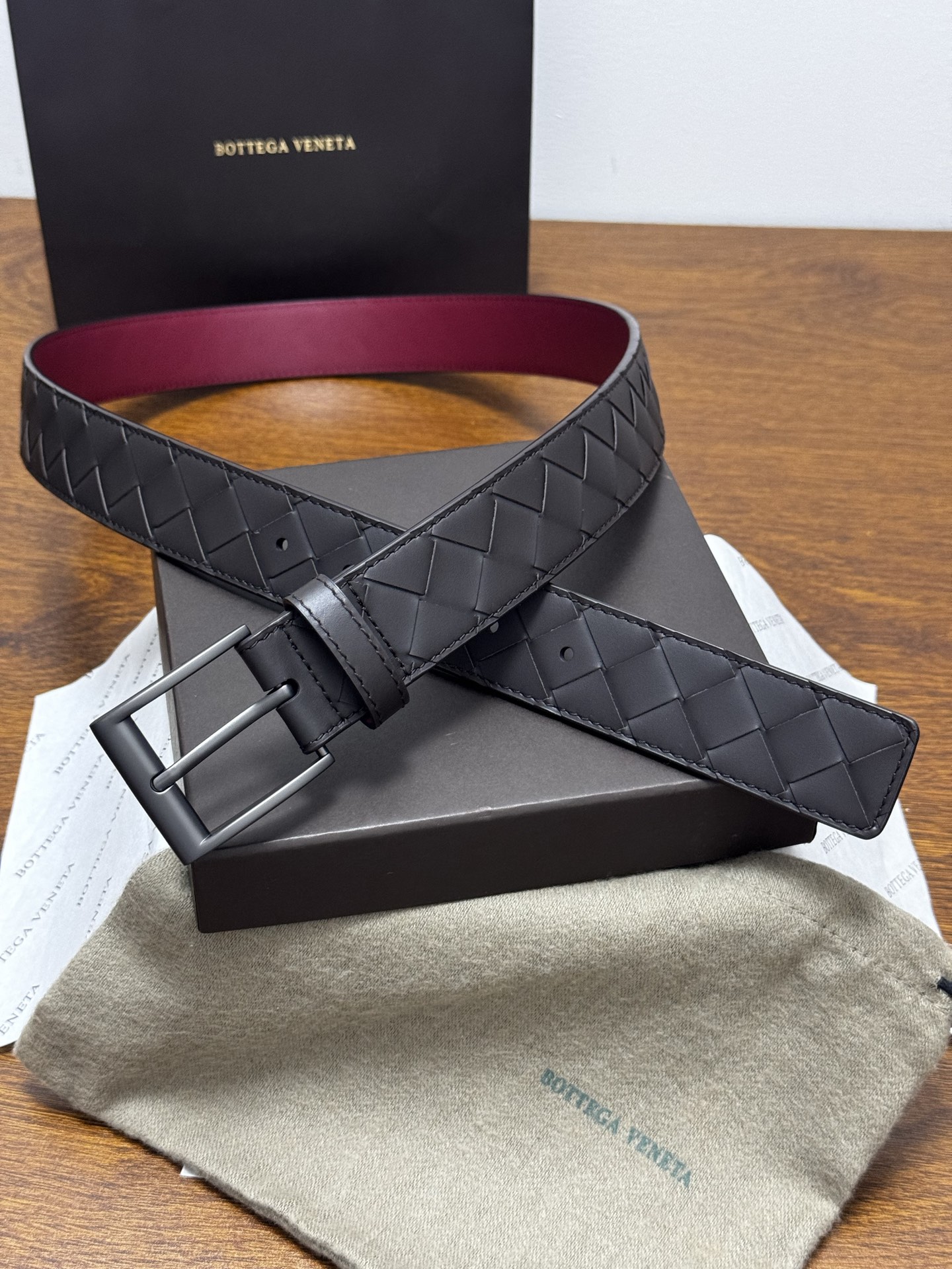 BOTTEGA VENETA 3.5cm 咖啡/枣红底 Intrecciato编织皮革双面腰带,金属搭扣开合 BOTTEGA VENETA 3.5cm 咖啡/枣红底 Intrecciato编织皮革双面腰带,金属搭扣开合