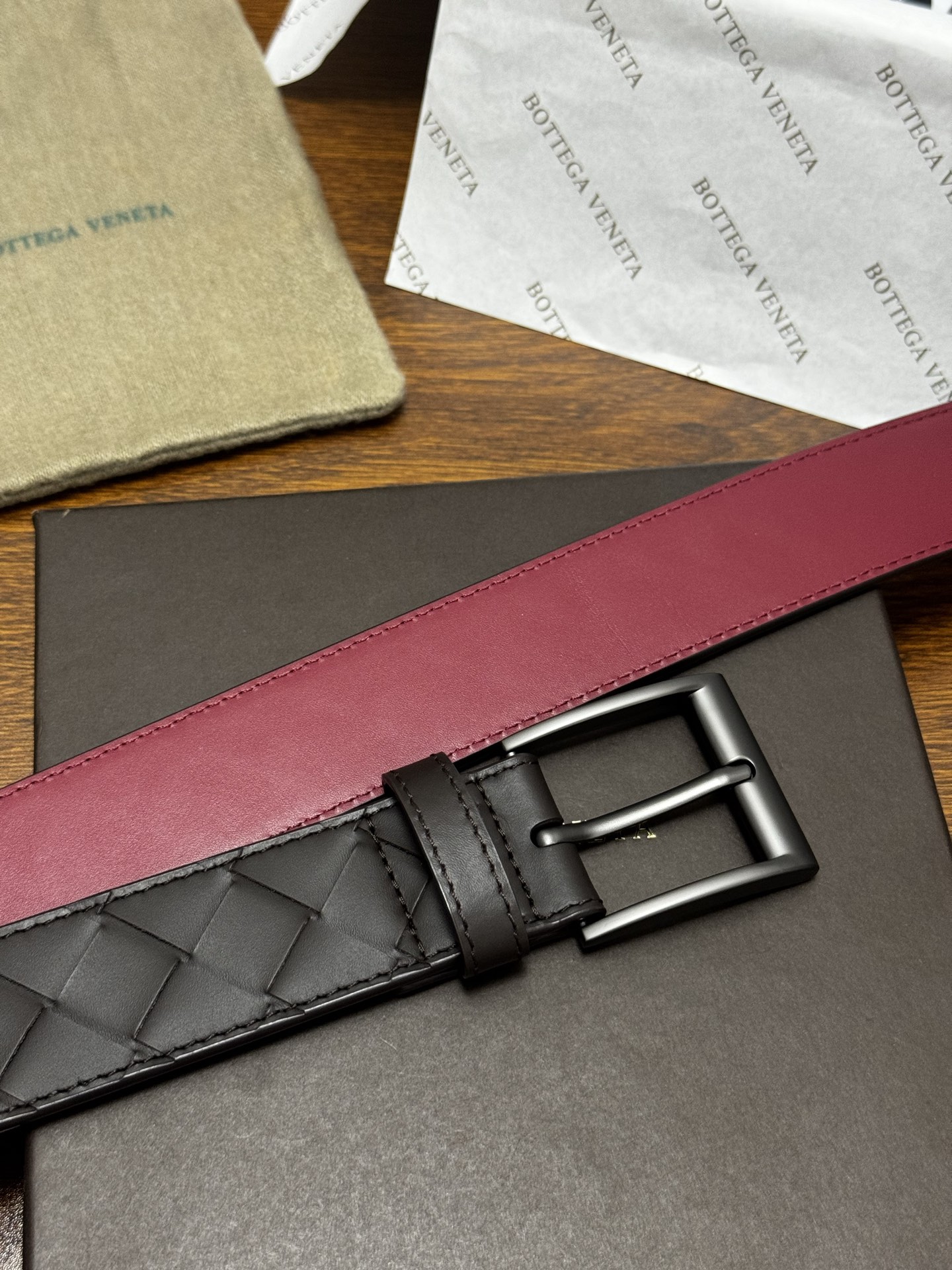 BOTTEGA VENETA 3.5cm 咖啡/枣红底 Intrecciato编织皮革双面腰带,金属搭扣开合 BOTTEGA VENETA 3.5cm 咖啡/枣红底 Intrecciato编织皮革双面腰带,金属搭扣开合