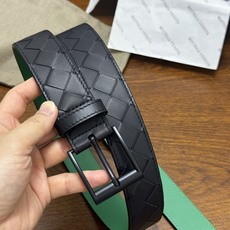 BOTTEGA VENETA 3.5cm 黑色/绿色底 Intrecciato编织皮革双面腰带,金属搭扣开合 BOTTEGA VENETA 3.5cm 黑色/绿色底 Intrecciato编织皮革双面腰带,金属搭扣开合