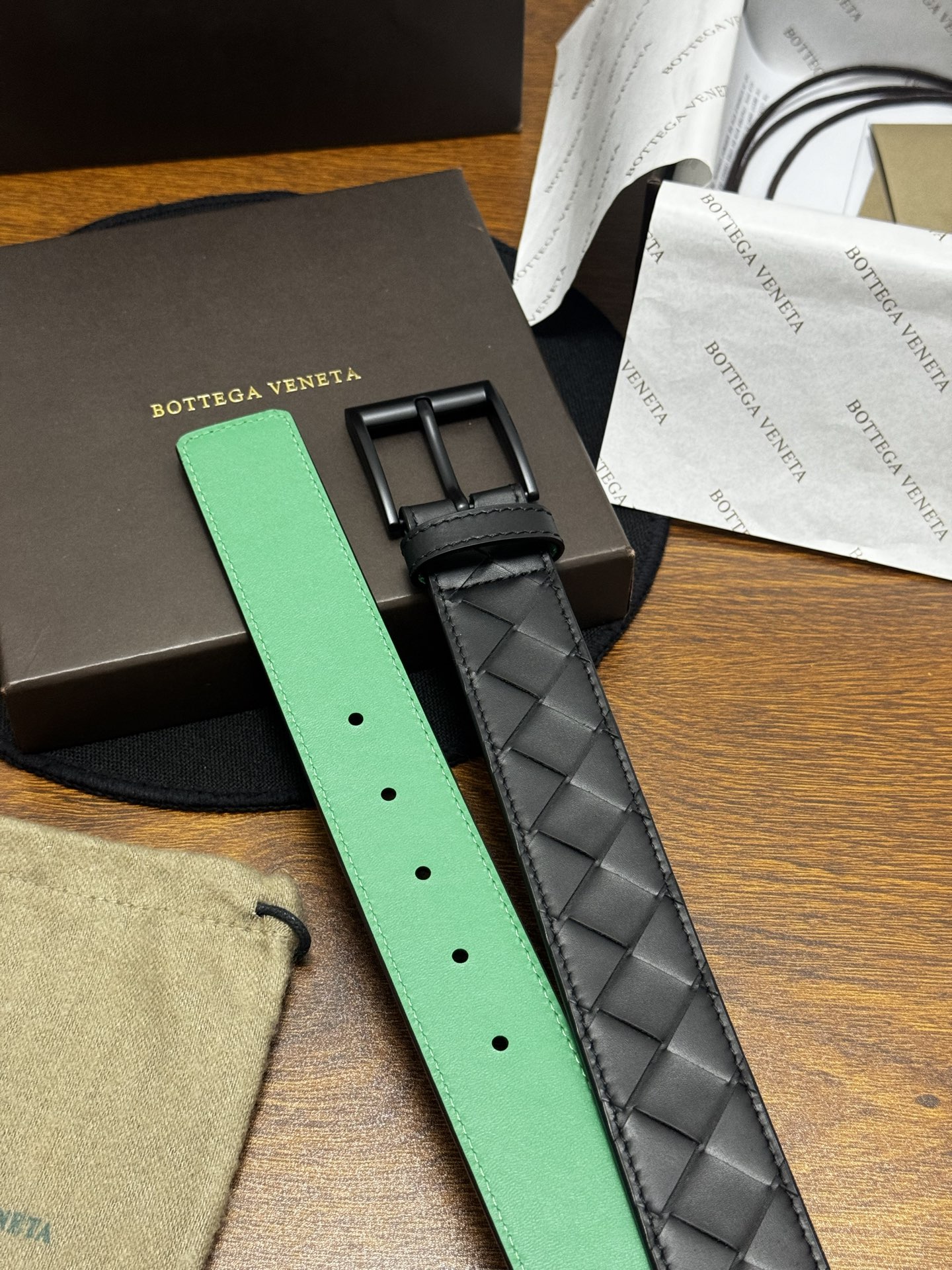 BOTTEGA VENETA 3.5cm 黑色/绿色底 Intrecciato编织皮革双面腰带,金属搭扣开合 BOTTEGA VENETA 3.5cm 黑色/绿色底 Intrecciato编织皮革双面腰带,金属搭扣开合