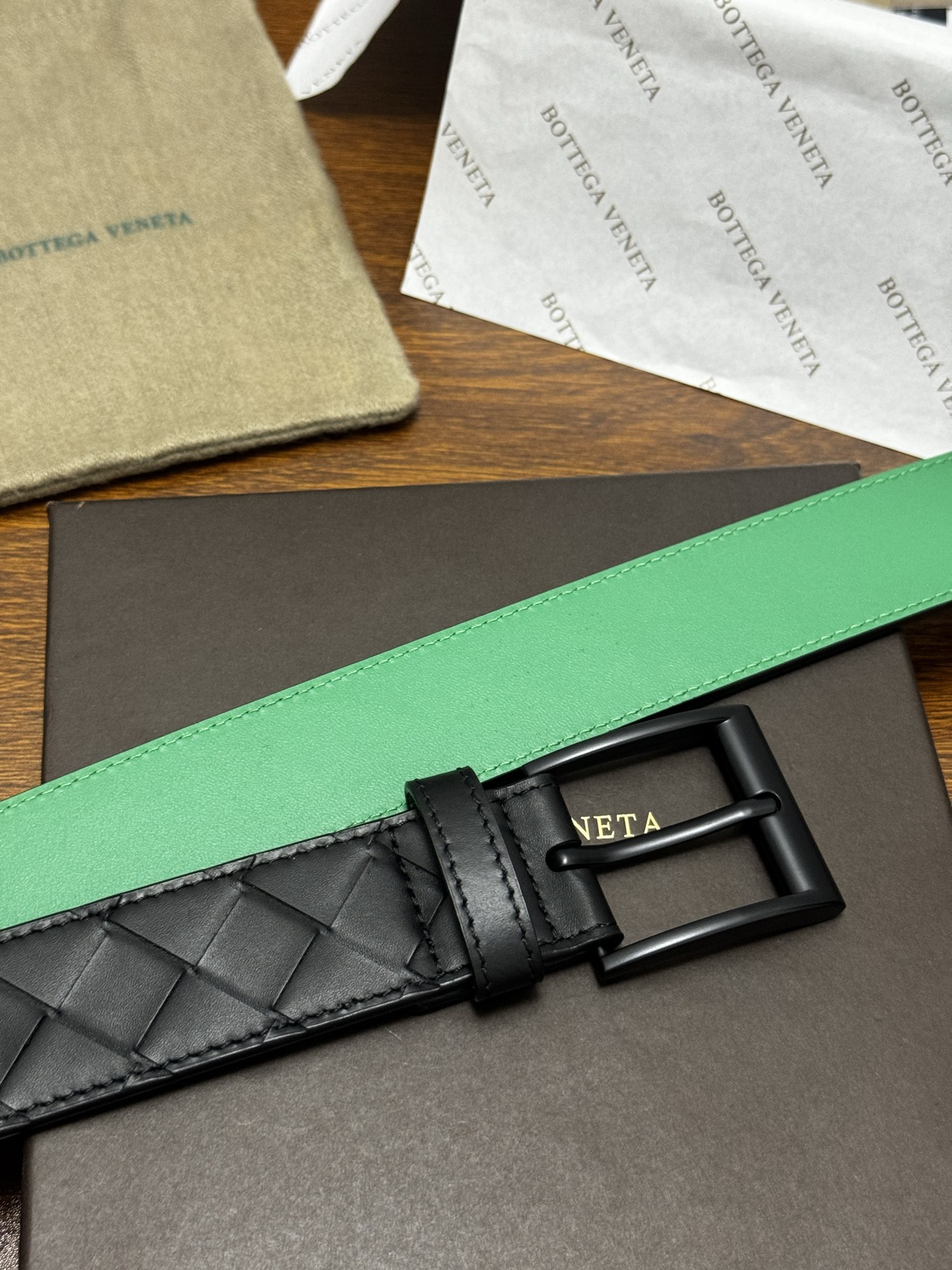BOTTEGA VENETA 3.5cm 黑色/绿色底 Intrecciato编织皮革双面腰带,金属搭扣开合 BOTTEGA VENETA 3.5cm 黑色/绿色底 Intrecciato编织皮革双面腰带,金属搭扣开合