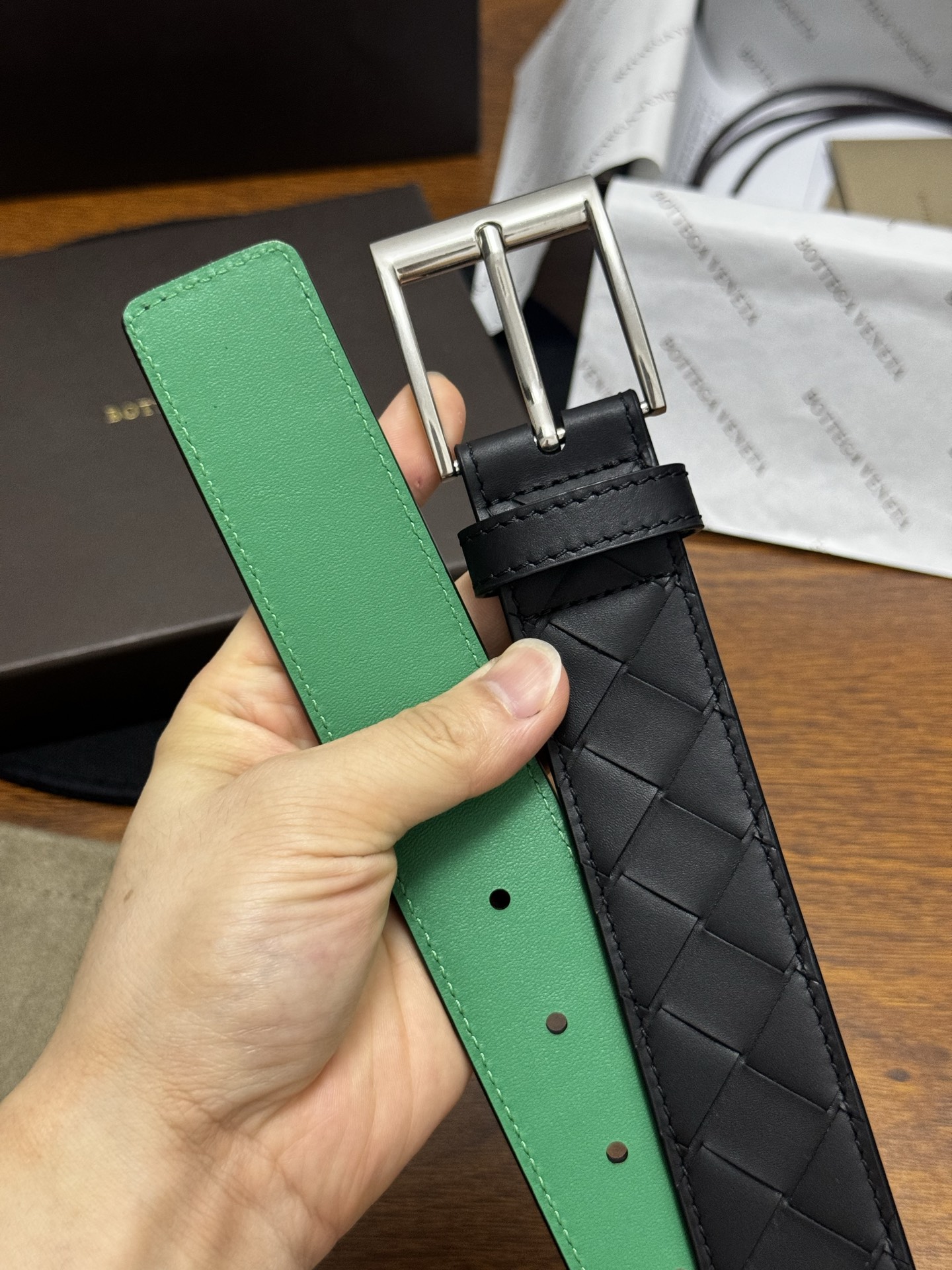BOTTEGA VENETA 3.5cm 黑色/绿色底 Intrecciato编织皮革双面腰带,金属搭扣开合 BOTTEGA VENETA 3.5cm 黑色/绿色底 Intrecciato编织皮革双面腰带,金属搭扣开合