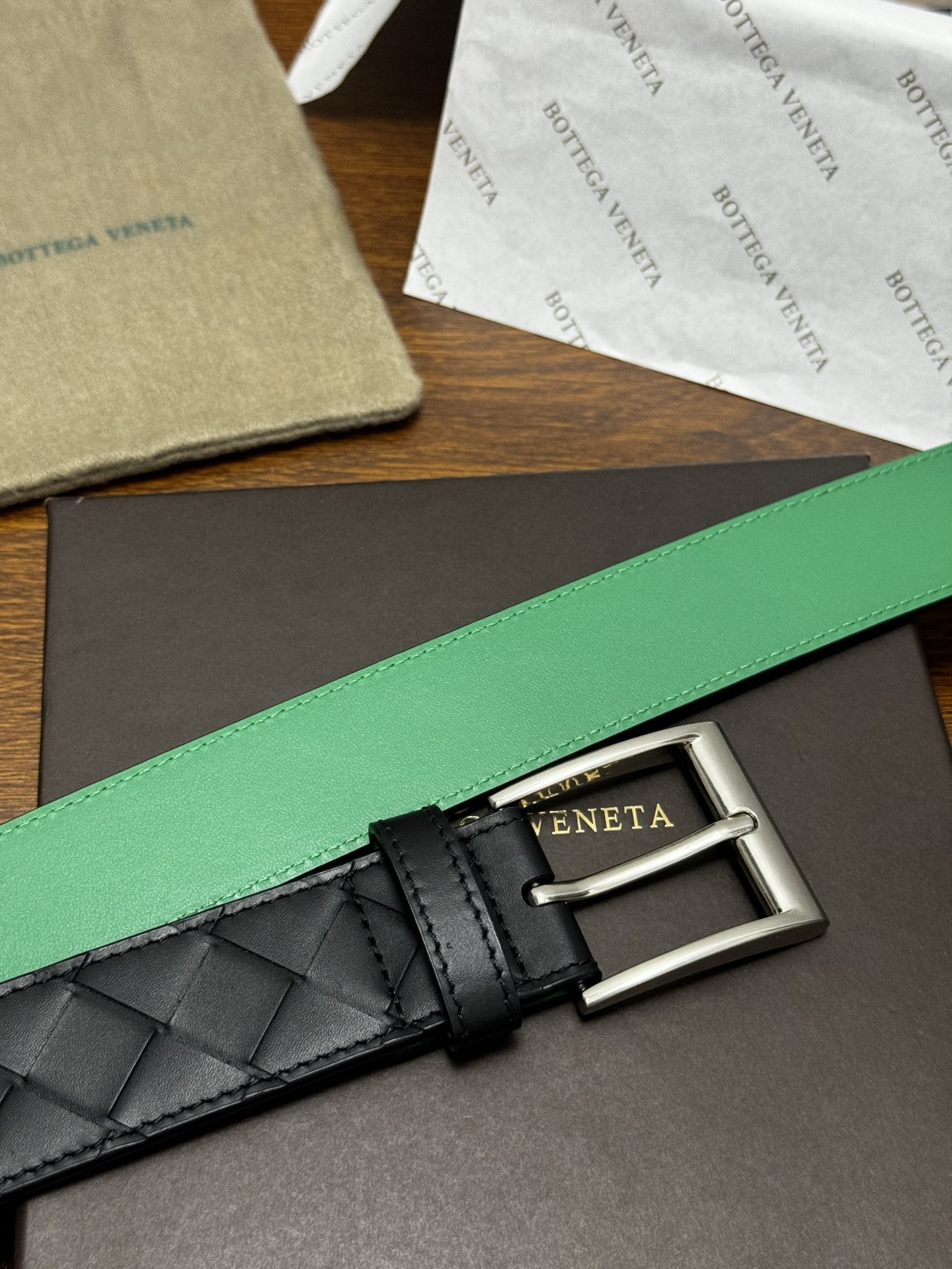 BOTTEGA VENETA 3.5cm 黑色/绿色底 Intrecciato编织皮革双面腰带,金属搭扣开合 BOTTEGA VENETA 3.5cm 黑色/绿色底 Intrecciato编织皮革双面腰带,金属搭扣开合
