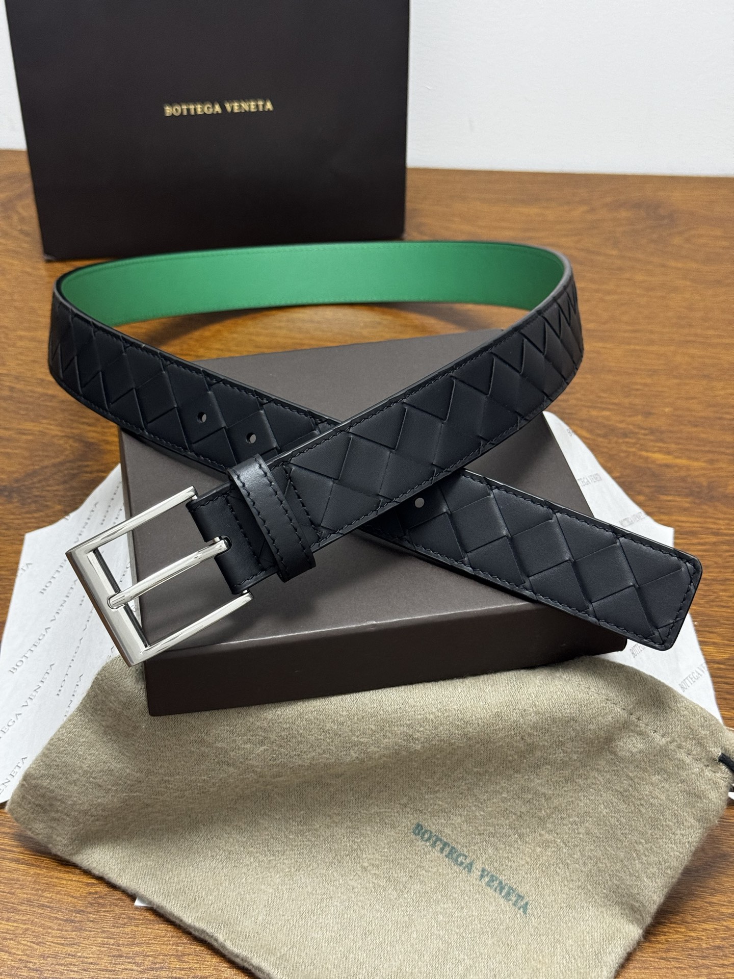BOTTEGA VENETA 3.5cm 黑色/绿色底 Intrecciato编织皮革双面腰带,金属搭扣开合 BOTTEGA VENETA 3.5cm 黑色/绿色底 Intrecciato编织皮革双面腰带,金属搭扣开合