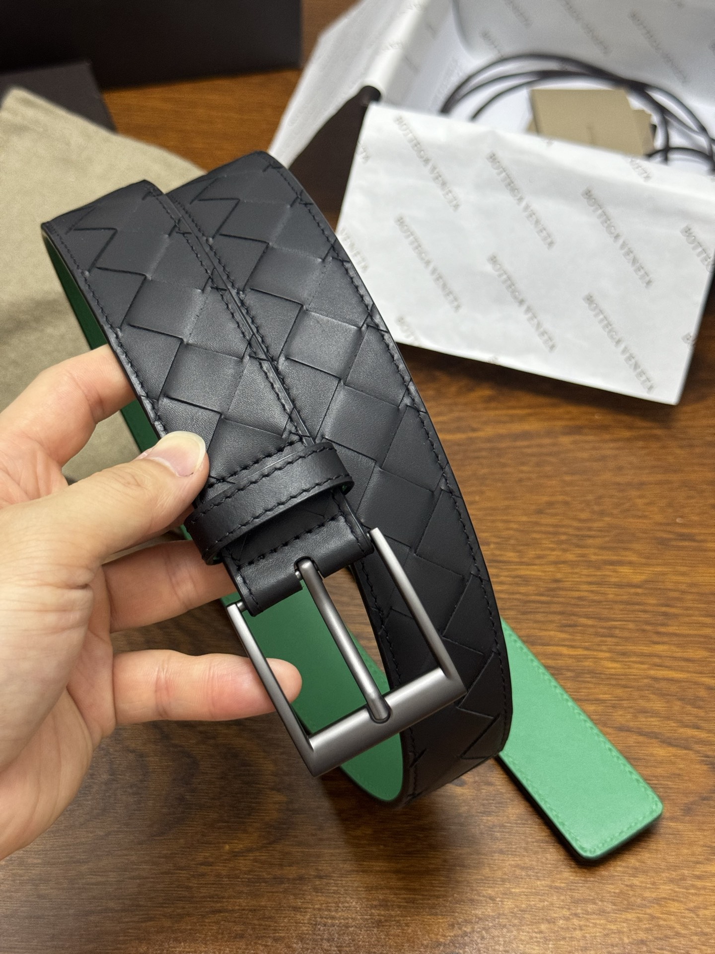 BOTTEGA VENETA 3.5cm 黑色/绿色底 Intrecciato编织皮革双面腰带,金属搭扣开合 BOTTEGA VENETA 3.5cm 黑色/绿色底 Intrecciato编织皮革双面腰带,金属搭扣开合