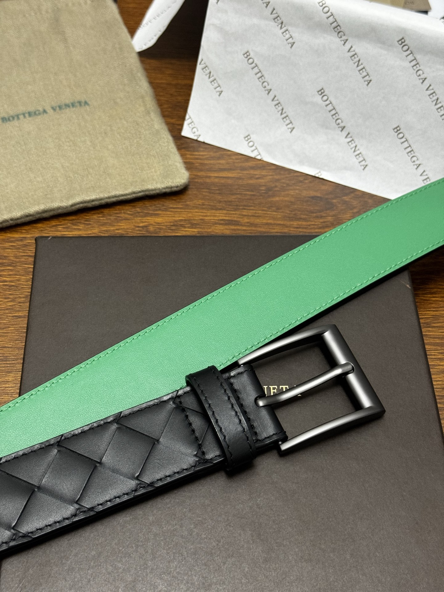 BOTTEGA VENETA 3.5cm 黑色/绿色底 Intrecciato编织皮革双面腰带,金属搭扣开合 BOTTEGA VENETA 3.5cm 黑色/绿色底 Intrecciato编织皮革双面腰带,金属搭扣开合
