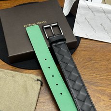 BOTTEGA VENETA 3.5cm 黑色/绿色底 Intrecciato编织皮革双面腰带,金属搭扣开合 BOTTEGA VENETA 3.5cm 黑色/绿色底 Intrecciato编织皮革双面腰带,金属搭扣开合