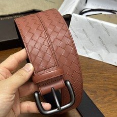 BOTTEGA VENETA 4.0cm 红棕 小牛皮皮革手工编织,手工编织新款牛皮经典之作。每个细节都体现出 BOTTEGA VENETA 4.0cm 红棕 小牛皮皮革手工编织,手工编织新款牛皮经典之作。每个细节都体现出