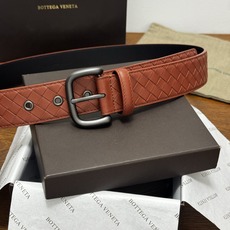 BOTTEGA VENETA 4.0cm 红棕 小牛皮皮革手工编织,手工编织新款牛皮经典之作。每个细节都体现出 BOTTEGA VENETA 4.0cm 红棕 小牛皮皮革手工编织,手工编织新款牛皮经典之作。每个细节都体现出