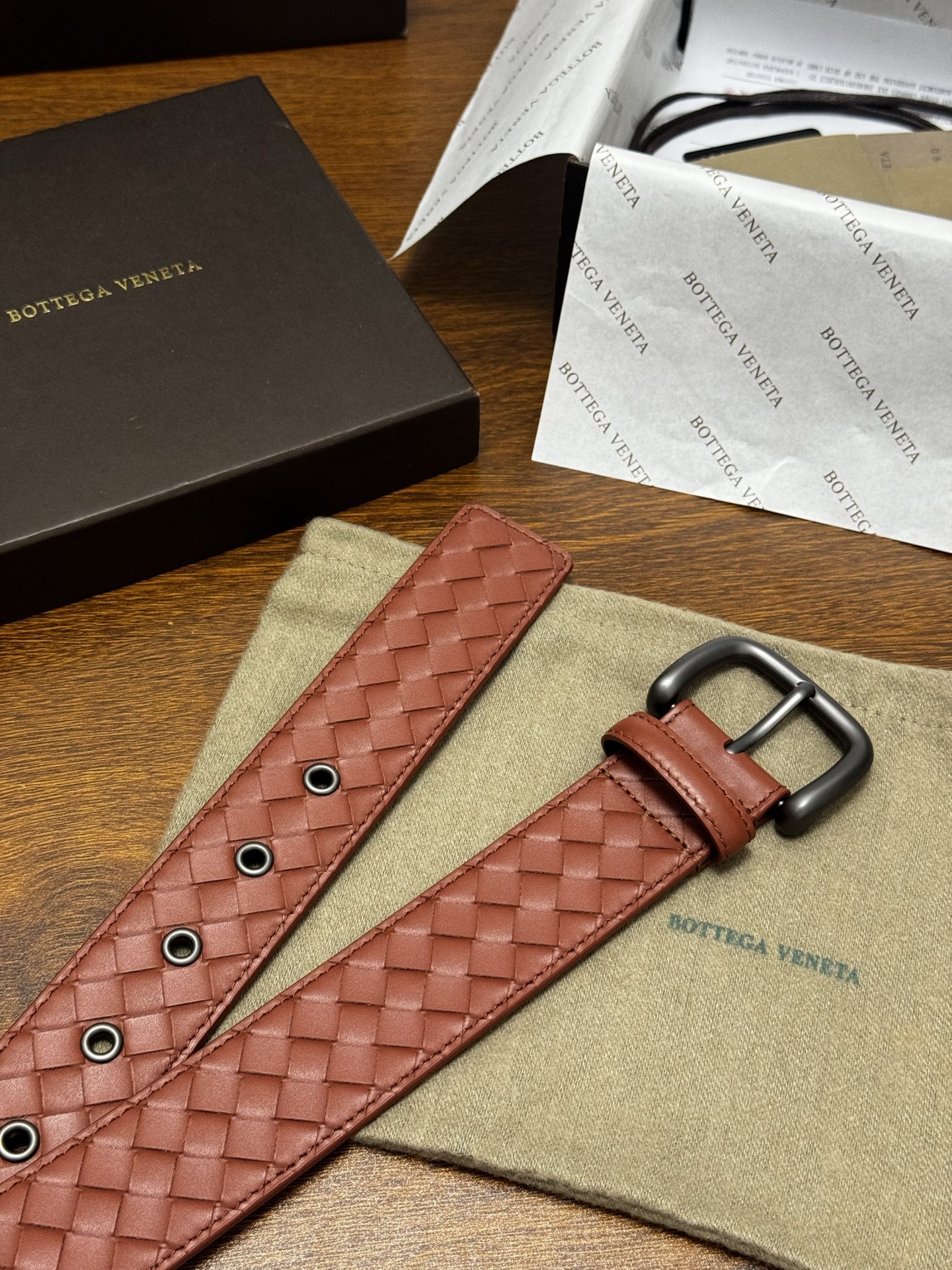 BOTTEGA VENETA 4.0cm 红棕 小牛皮皮革手工编织,手工编织新款牛皮经典之作。每个细节都体现出 BOTTEGA VENETA 4.0cm 红棕 小牛皮皮革手工编织,手工编织新款牛皮经典之作。每个细节都体现出