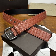BOTTEGA VENETA 4.0cm 红棕 小牛皮皮革手工编织,手工编织新款牛皮经典之作。每个细节都体现出 BOTTEGA VENETA 4.0cm 红棕 小牛皮皮革手工编织,手工编织新款牛皮经典之作。每个细节都体现出