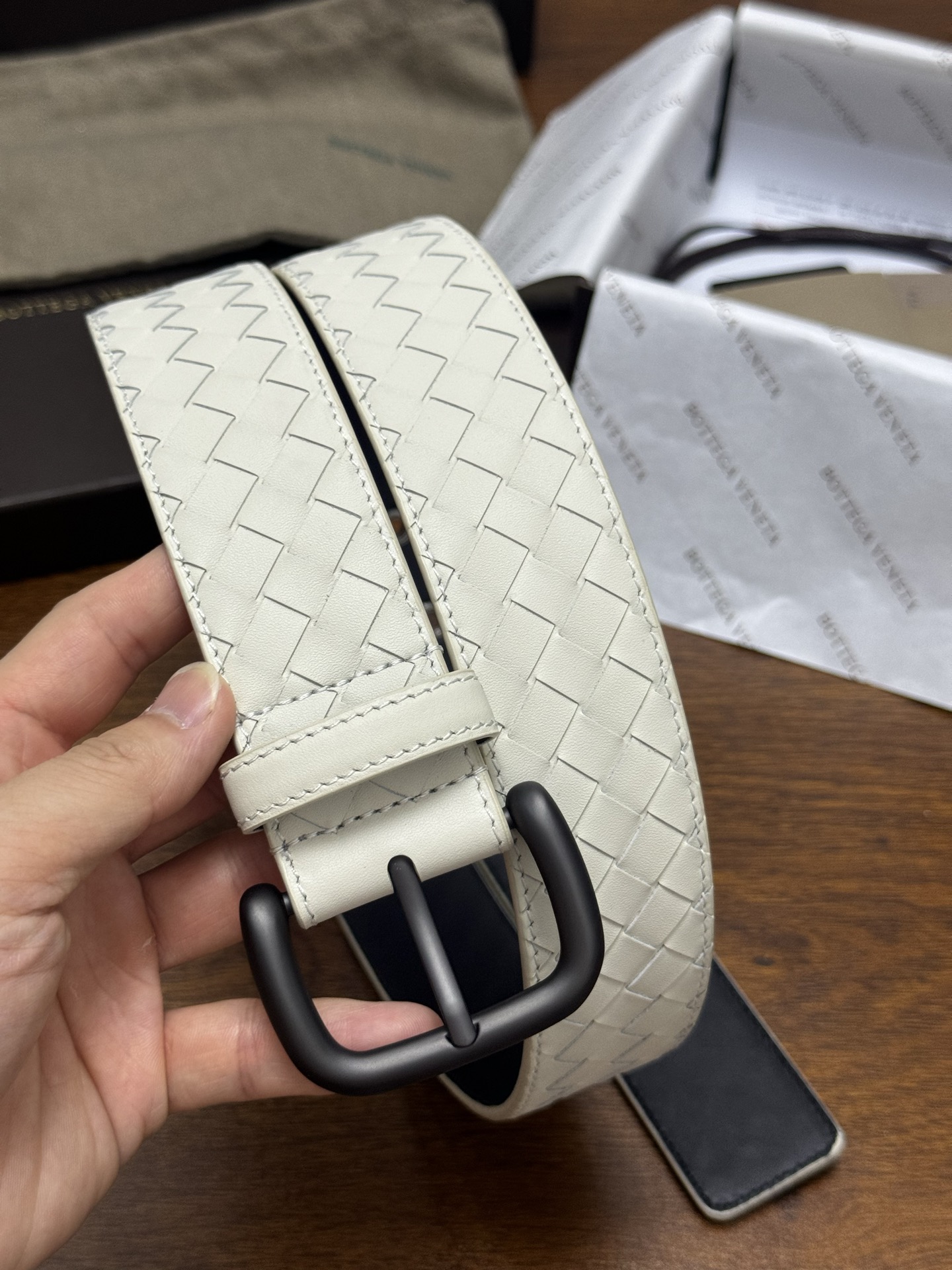 BOTTEGA VENETA   4.0cm    米白 小牛皮皮革手工编织，手工编织新款牛皮经典之作。每个细节都体现出