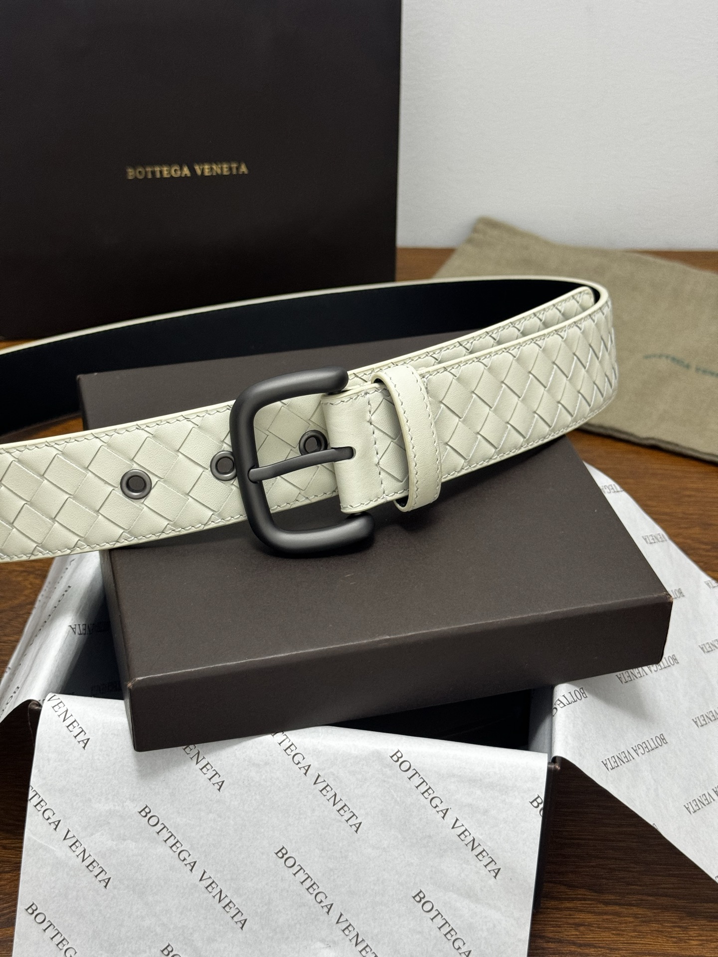 BOTTEGA VENETA   4.0cm    米白 小牛皮皮革手工编织，手工编织新款牛皮经典之作。每个细节都体现出
