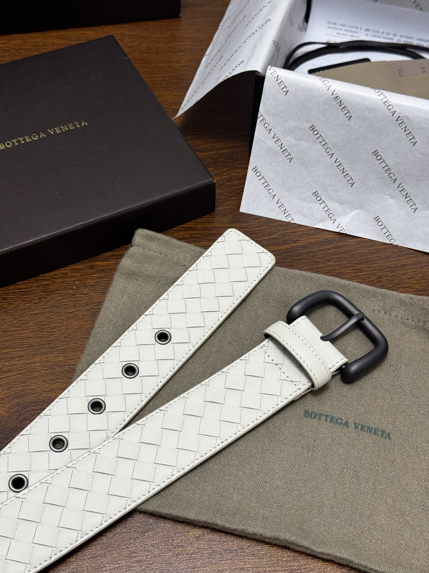 BOTTEGA VENETA   4.0cm    米白 小牛皮皮革手工编织，手工编织新款牛皮经典之作。每个细节都体现出
