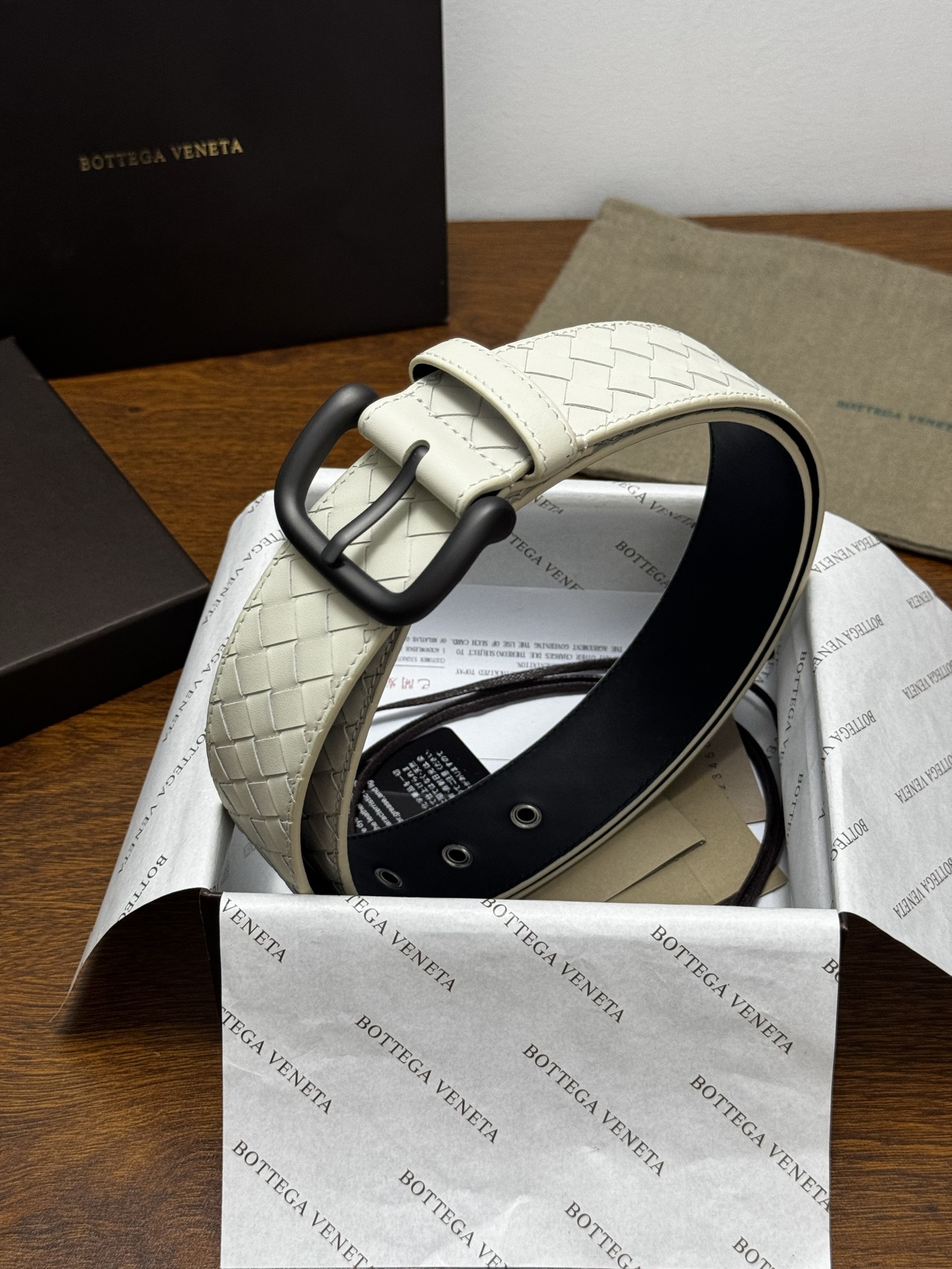 BOTTEGA VENETA   4.0cm    米白 小牛皮皮革手工编织，手工编织新款牛皮经典之作。每个细节都体现出