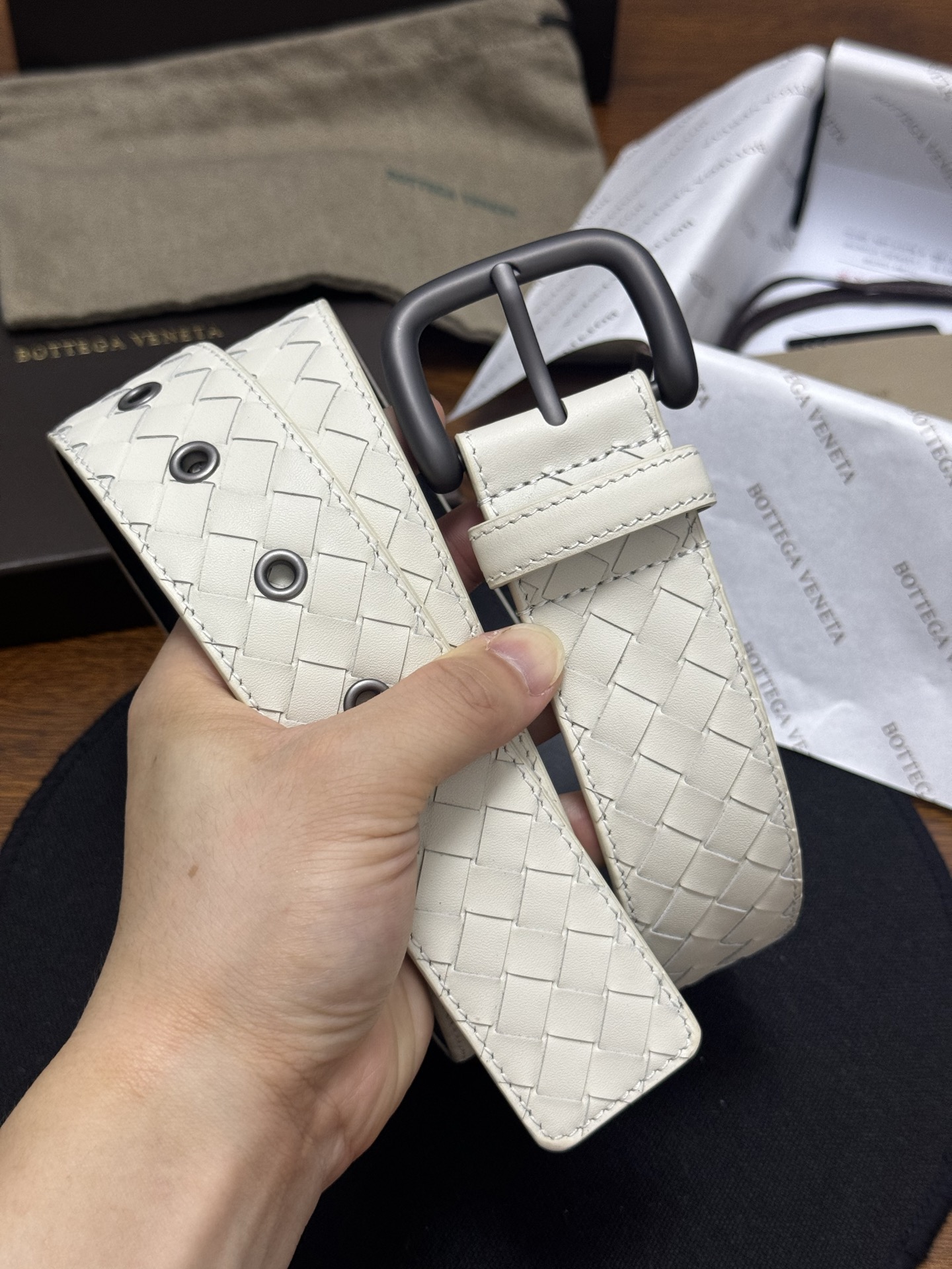 BOTTEGA VENETA   4.0cm    米白 小牛皮皮革手工编织，手工编织新款牛皮经典之作。每个细节都体现出
