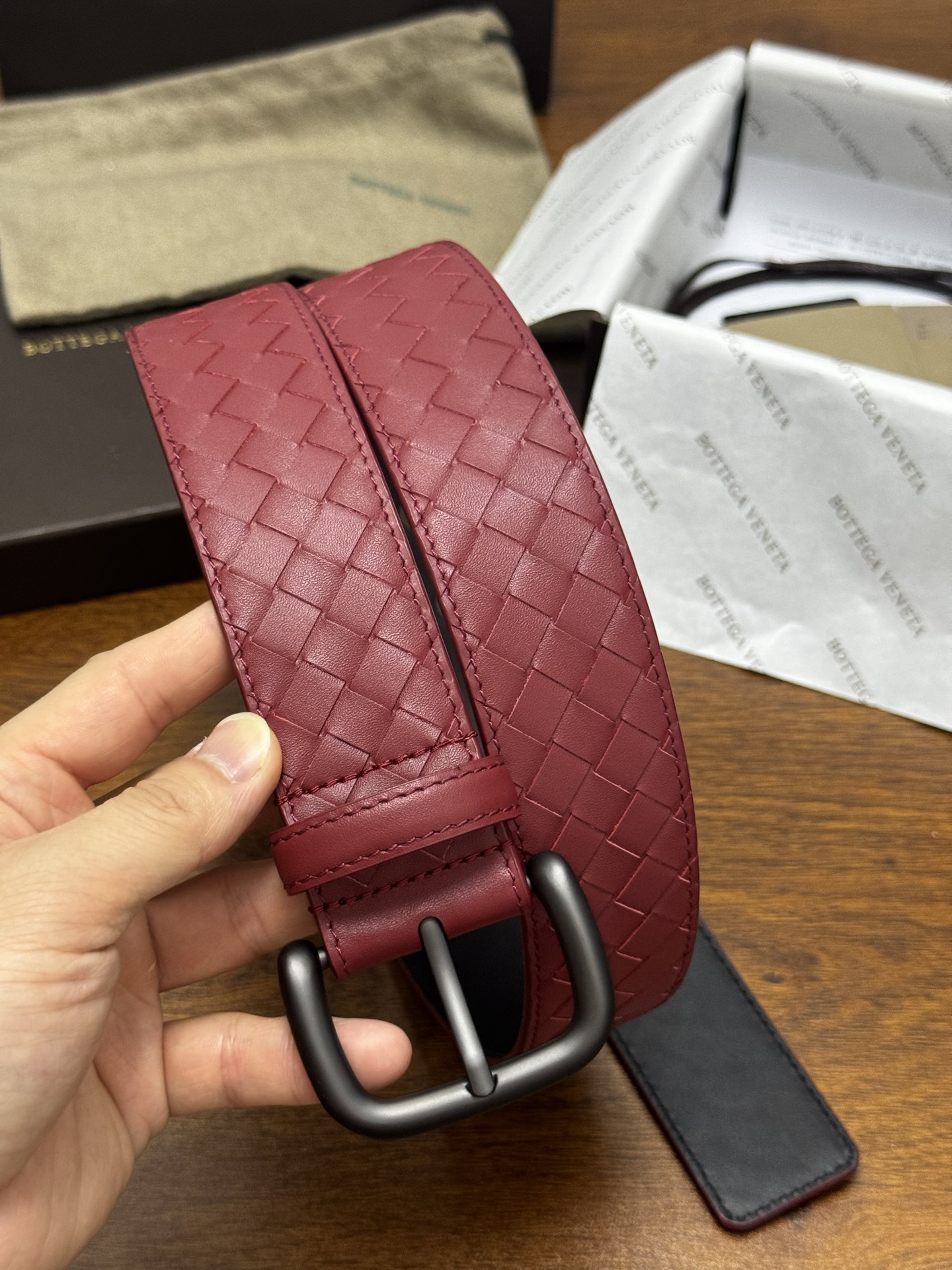 BOTTEGA VENETA 4.0cm 枣红 小牛皮皮革手工编织,手工编织新款牛皮经典之作。每个细节都体现出 BOTTEGA VENETA 4.0cm 枣红 小牛皮皮革手工编织,手工编织新款牛皮经典之作。每个细节都体现出