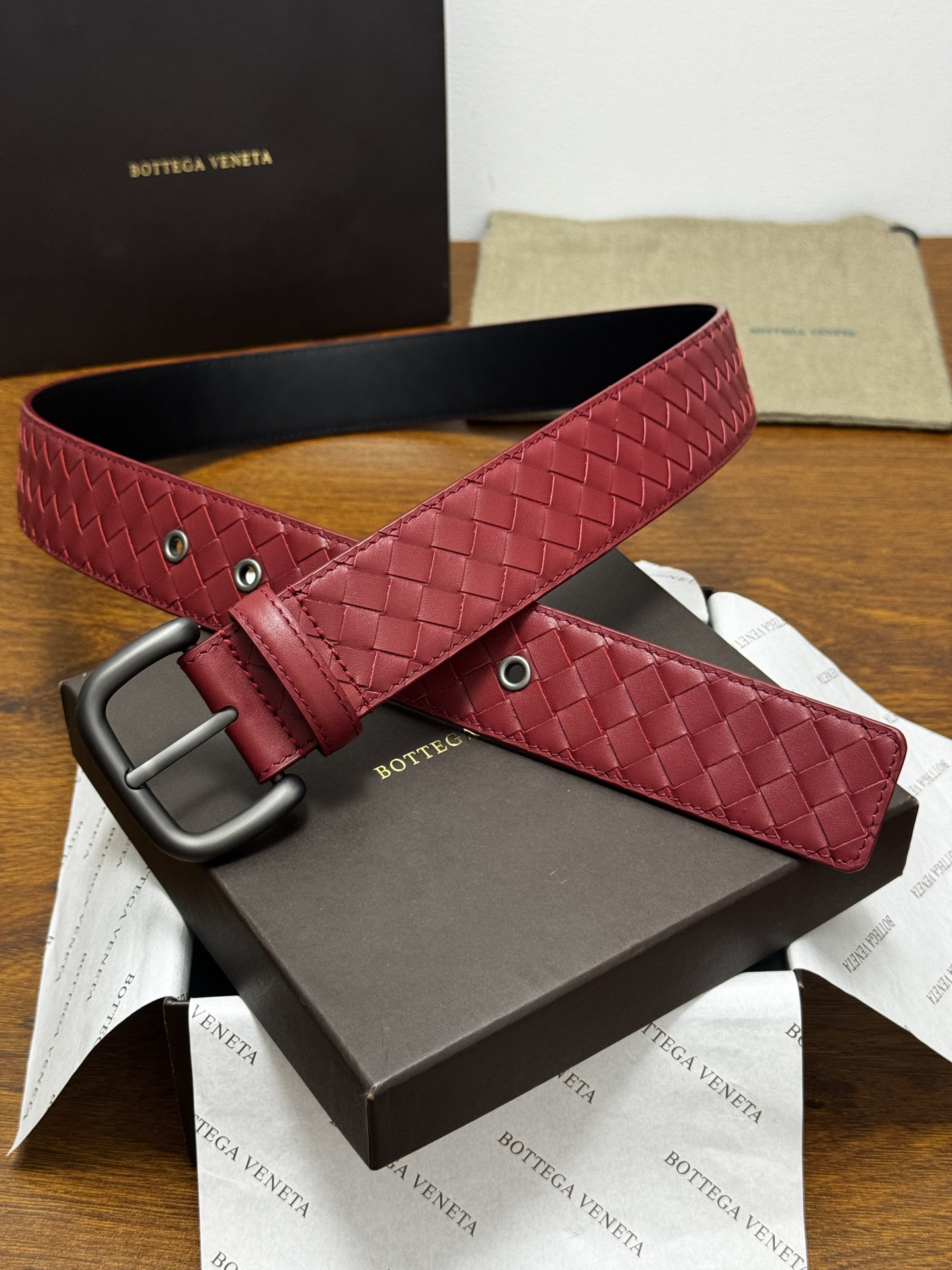 BOTTEGA VENETA 4.0cm 枣红 小牛皮皮革手工编织,手工编织新款牛皮经典之作。每个细节都体现出 BOTTEGA VENETA 4.0cm 枣红 小牛皮皮革手工编织,手工编织新款牛皮经典之作。每个细节都体现出