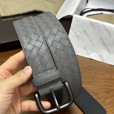 BOTTEGA VENETA 4.0cm 灰色 小牛皮皮革手工编织,手工编织新款牛皮经典之作。每个细节都体现出 BOTTEGA VENETA 4.0cm 灰色 小牛皮皮革手工编织,手工编织新款牛皮经典之作。每个细节都体现出