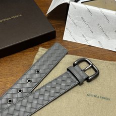 BOTTEGA VENETA 4.0cm 灰色 小牛皮皮革手工编织,手工编织新款牛皮经典之作。每个细节都体现出 BOTTEGA VENETA 4.0cm 灰色 小牛皮皮革手工编织,手工编织新款牛皮经典之作。每个细节都体现出