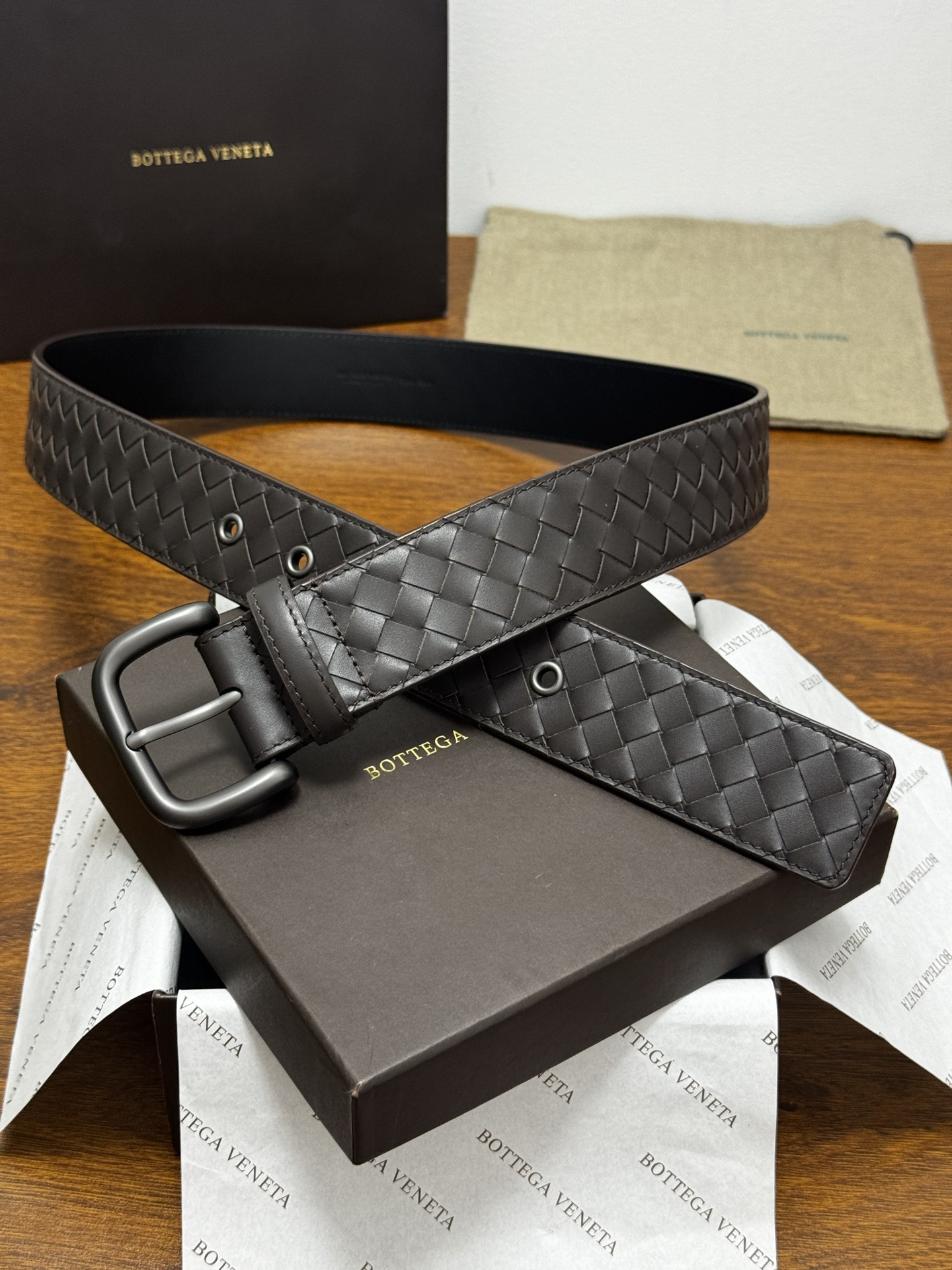 BOTTEGA VENETA 4.0cm 咖啡 小牛皮皮革手工编织,手工编织新款牛皮经典之作。每个细节都体现出 BOTTEGA VENETA 4.0cm 咖啡 小牛皮皮革手工编织,手工编织新款牛皮经典之作。每个细节都体现出