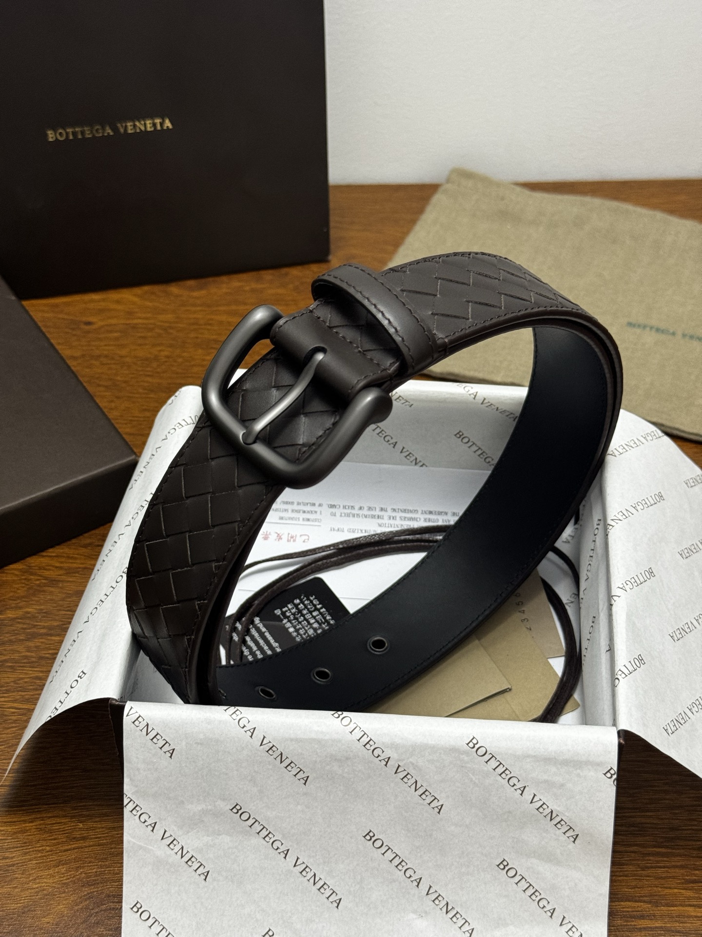 BOTTEGA VENETA 4.0cm 咖啡 小牛皮皮革手工编织,手工编织新款牛皮经典之作。每个细节都体现出 BOTTEGA VENETA 4.0cm 咖啡 小牛皮皮革手工编织,手工编织新款牛皮经典之作。每个细节都体现出