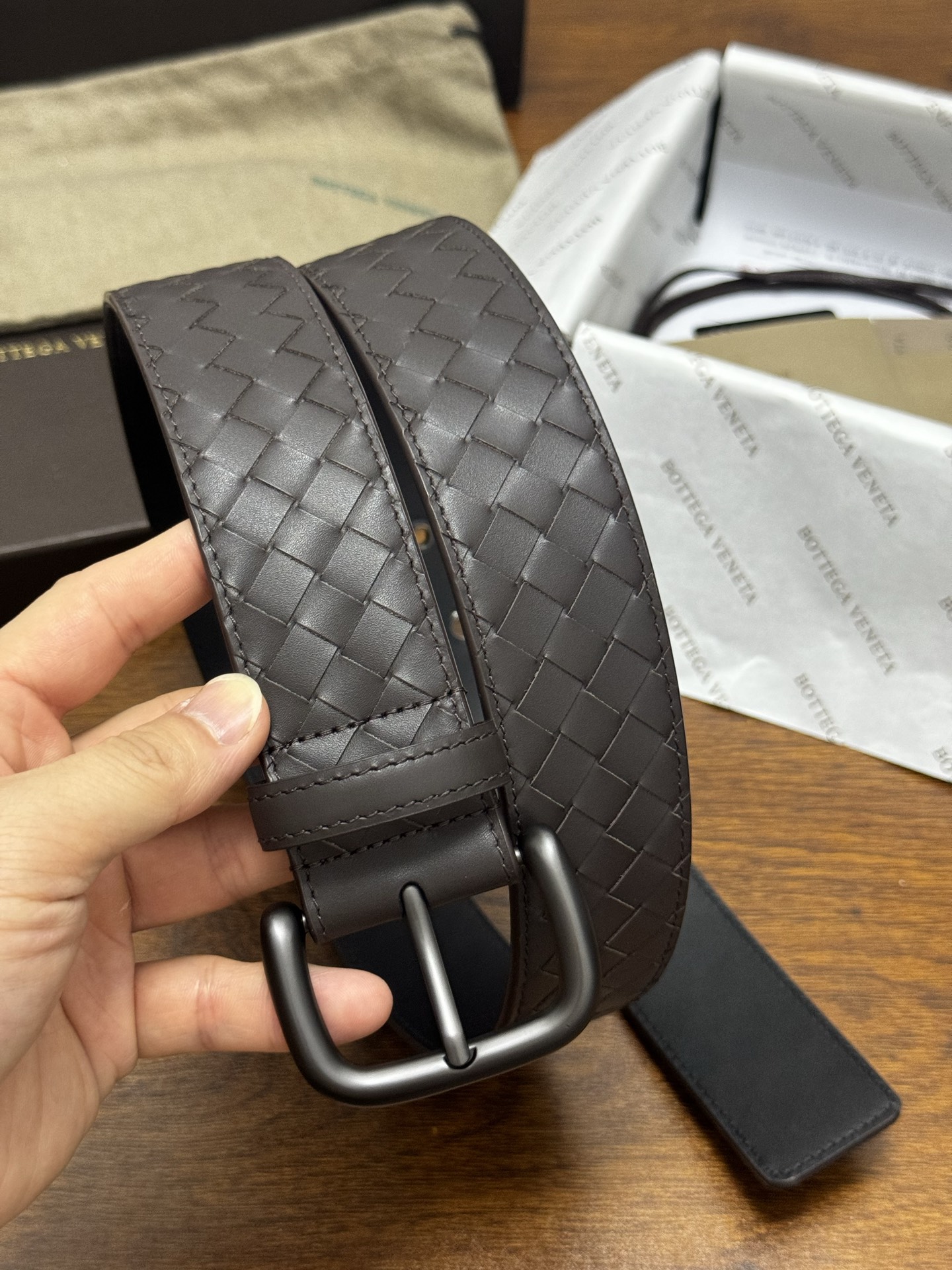 BOTTEGA VENETA 4.0cm 咖啡 小牛皮皮革手工编织,手工编织新款牛皮经典之作。每个细节都体现出 BOTTEGA VENETA 4.0cm 咖啡 小牛皮皮革手工编织,手工编织新款牛皮经典之作。每个细节都体现出