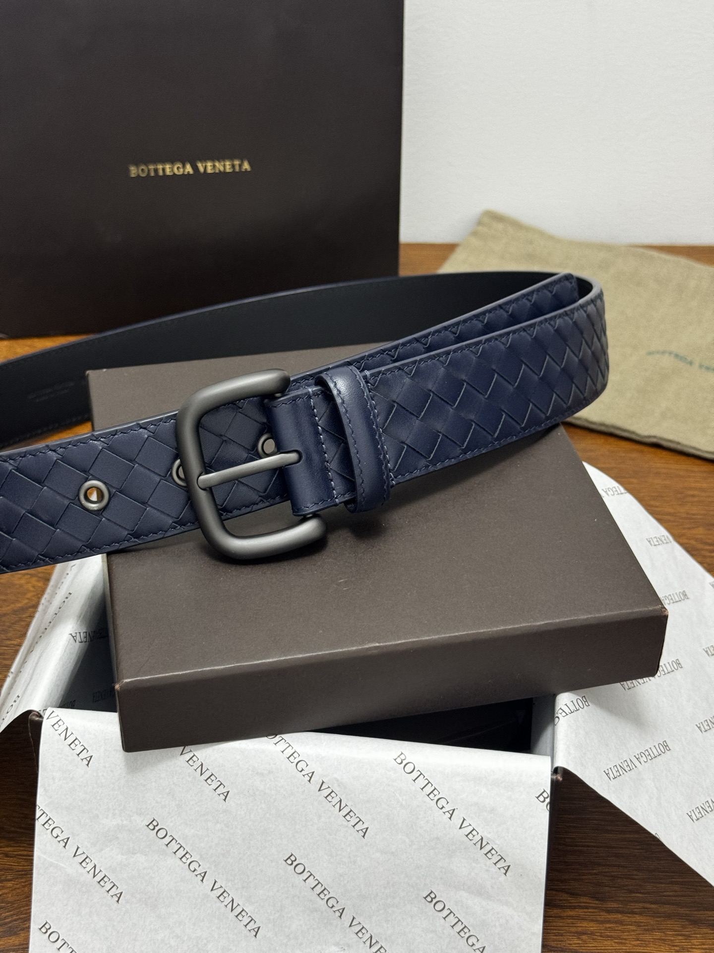 BOTTEGA VENETA 4.0cm 蓝色 小牛皮皮革手工编织,手工编织新款牛皮经典之作。每个细节都体现出 BOTTEGA VENETA 4.0cm 蓝色 小牛皮皮革手工编织,手工编织新款牛皮经典之作。每个细节都体现出