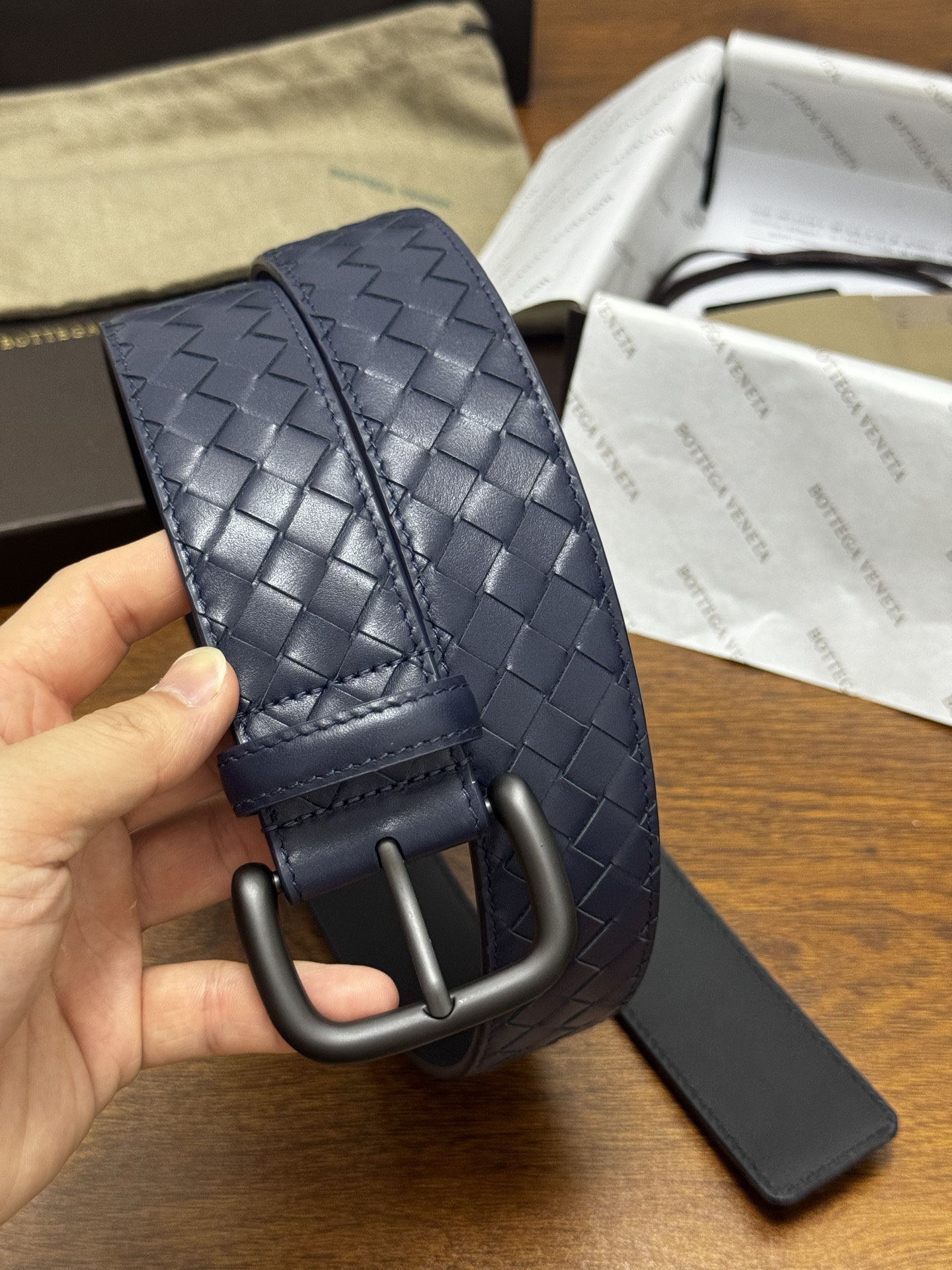 BOTTEGA VENETA 4.0cm 蓝色 小牛皮皮革手工编织,手工编织新款牛皮经典之作。每个细节都体现出 BOTTEGA VENETA 4.0cm 蓝色 小牛皮皮革手工编织,手工编织新款牛皮经典之作。每个细节都体现出