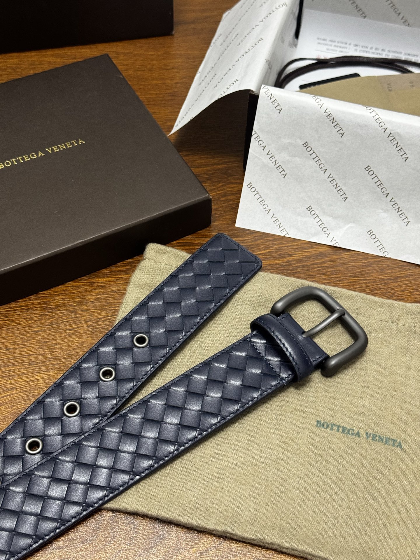 BOTTEGA VENETA 4.0cm 蓝色 小牛皮皮革手工编织,手工编织新款牛皮经典之作。每个细节都体现出 BOTTEGA VENETA 4.0cm 蓝色 小牛皮皮革手工编织,手工编织新款牛皮经典之作。每个细节都体现出