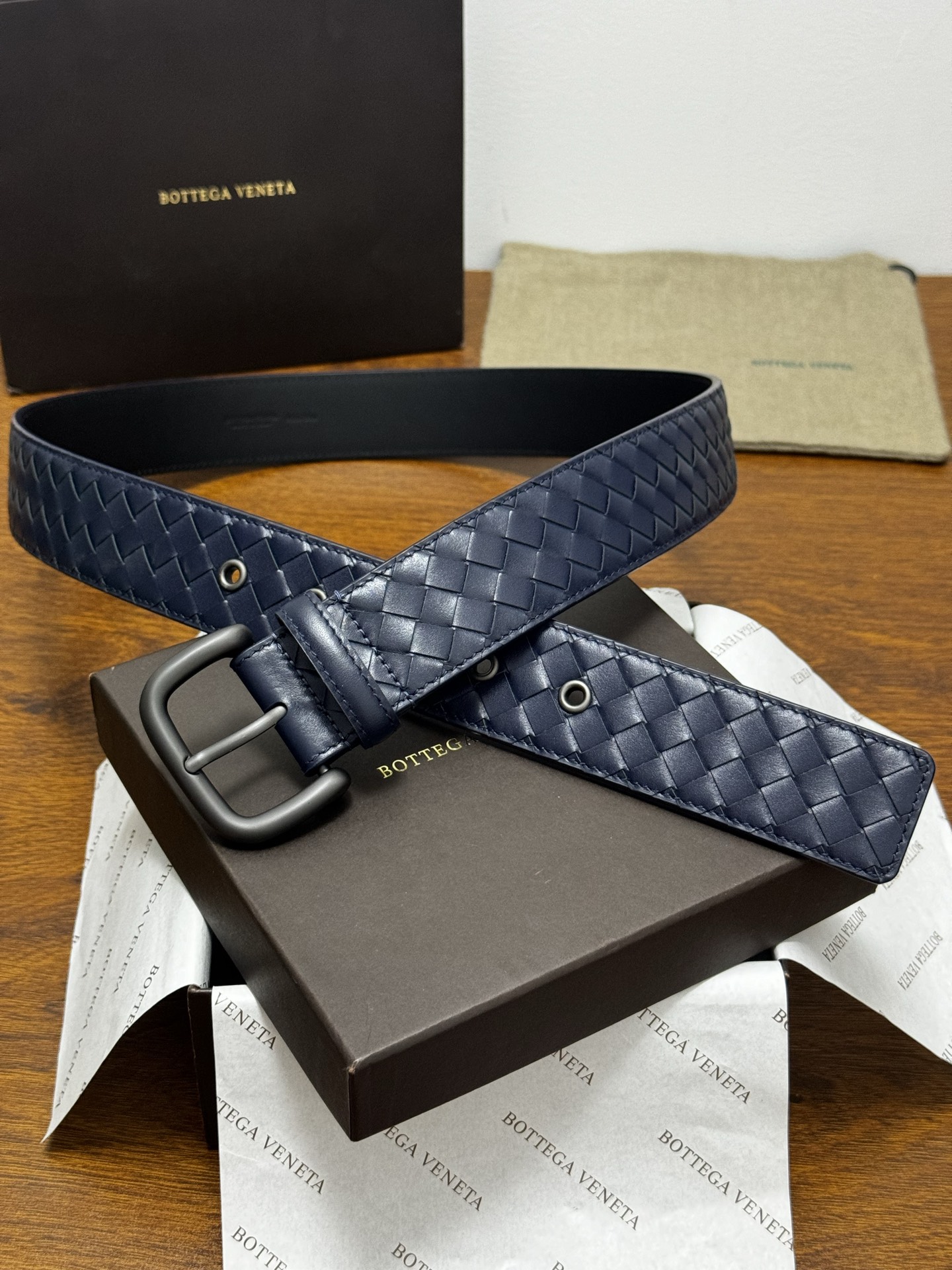 BOTTEGA VENETA 4.0cm 蓝色 小牛皮皮革手工编织,手工编织新款牛皮经典之作。每个细节都体现出 BOTTEGA VENETA 4.0cm 蓝色 小牛皮皮革手工编织,手工编织新款牛皮经典之作。每个细节都体现出