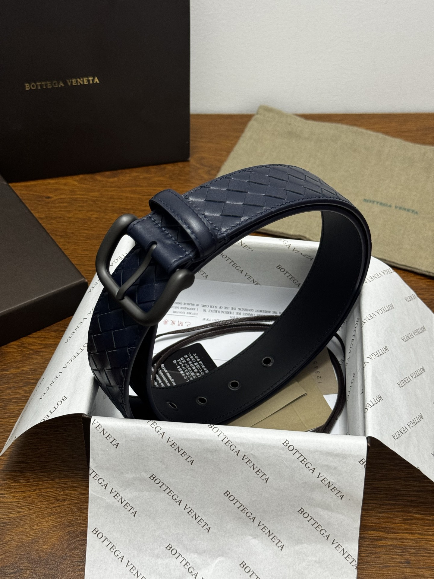 BOTTEGA VENETA 4.0cm 蓝色 小牛皮皮革手工编织,手工编织新款牛皮经典之作。每个细节都体现出 BOTTEGA VENETA 4.0cm 蓝色 小牛皮皮革手工编织,手工编织新款牛皮经典之作。每个细节都体现出