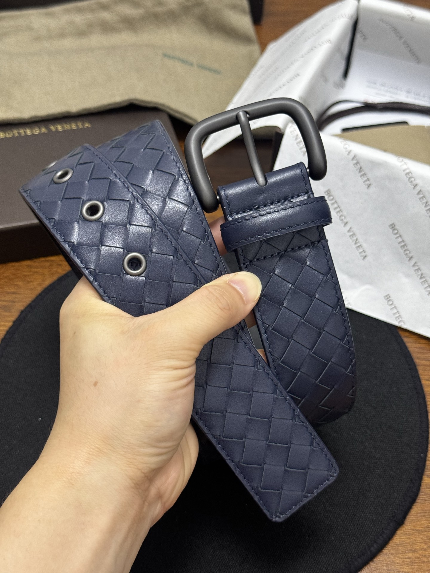 BOTTEGA VENETA 4.0cm 蓝色 小牛皮皮革手工编织,手工编织新款牛皮经典之作。每个细节都体现出 BOTTEGA VENETA 4.0cm 蓝色 小牛皮皮革手工编织,手工编织新款牛皮经典之作。每个细节都体现出