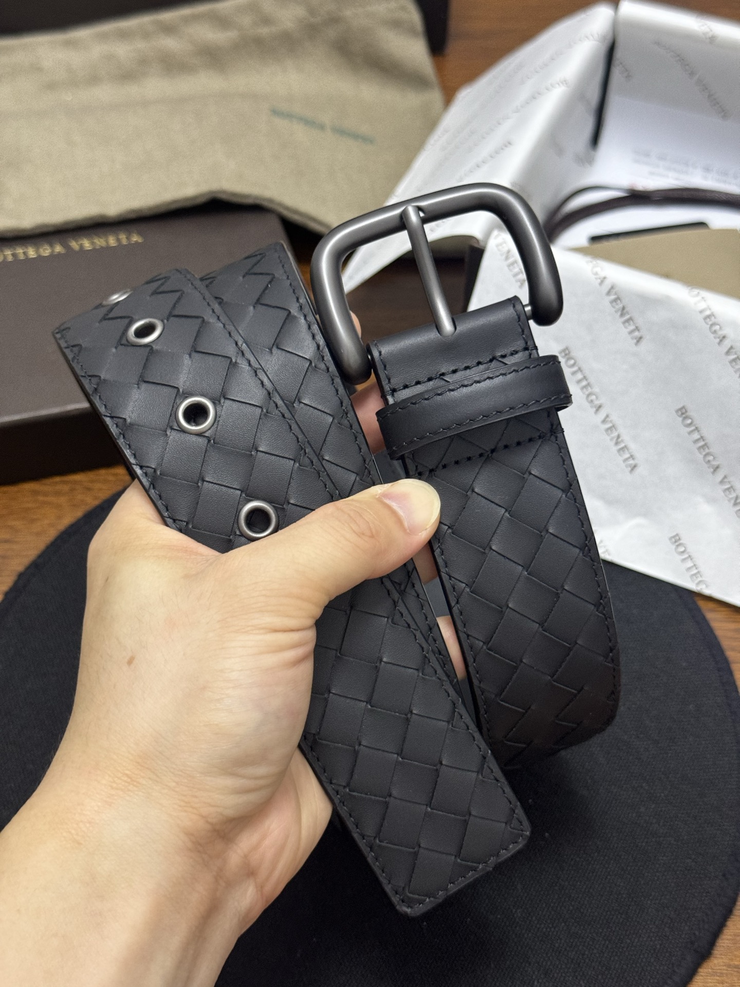 BOTTEGA VENETA 4.0cm 黑色 小牛皮皮革手工编织,手工编织新款牛皮经典之作。每个细节都体现出 BOTTEGA VENETA 4.0cm 黑色 小牛皮皮革手工编织,手工编织新款牛皮经典之作。每个细节都体现出
